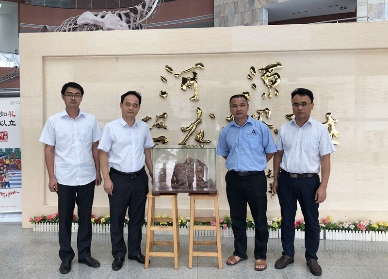 臺商施中仁先生向我館捐贈恐龍蛋化石