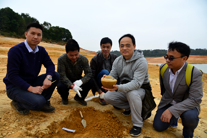 市博物館考古人員對(duì)萬(wàn)綠湖邊古遺址群進(jìn)行田野考古調(diào)查