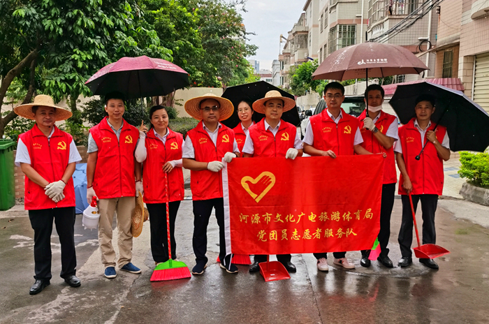 市博物館黨員志愿者到長安東苑小區(qū) 開展愛國衛(wèi)生運動