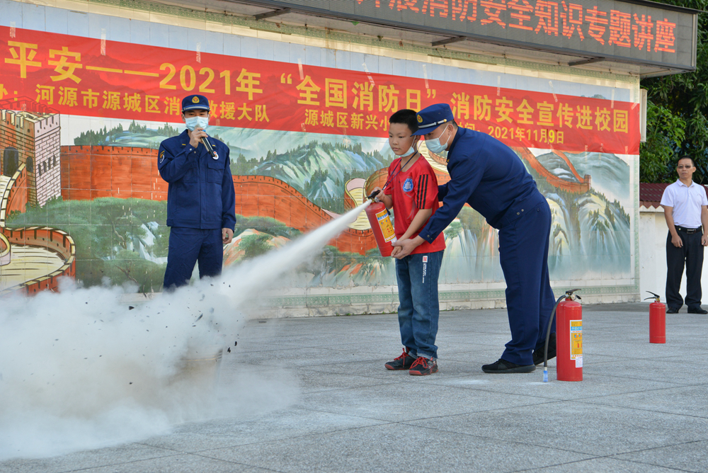 市博物館消防演練進(jìn)校園，2000余名師生演練“大逃生”