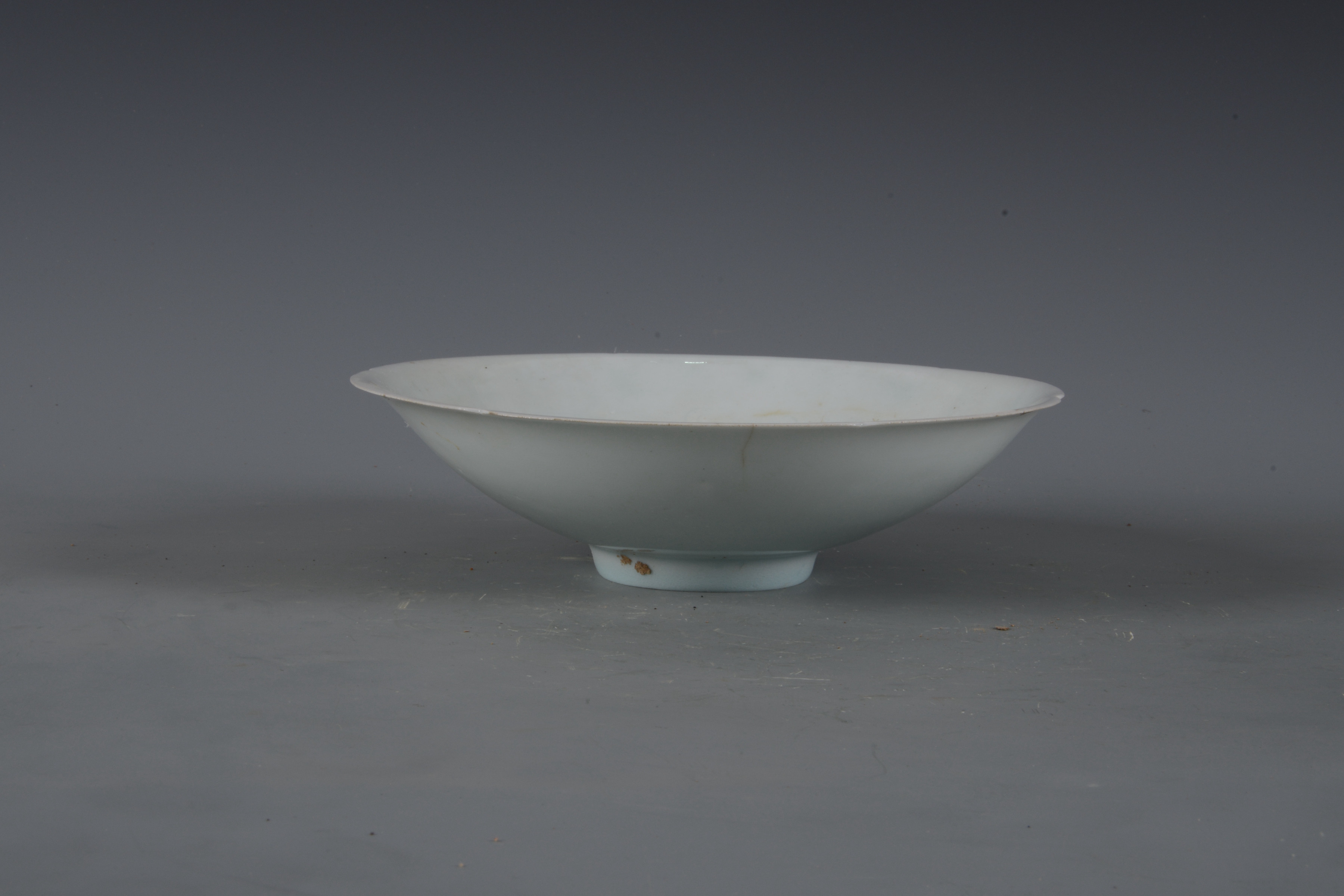 宋影青劃花花卉紋海棠口瓷碗