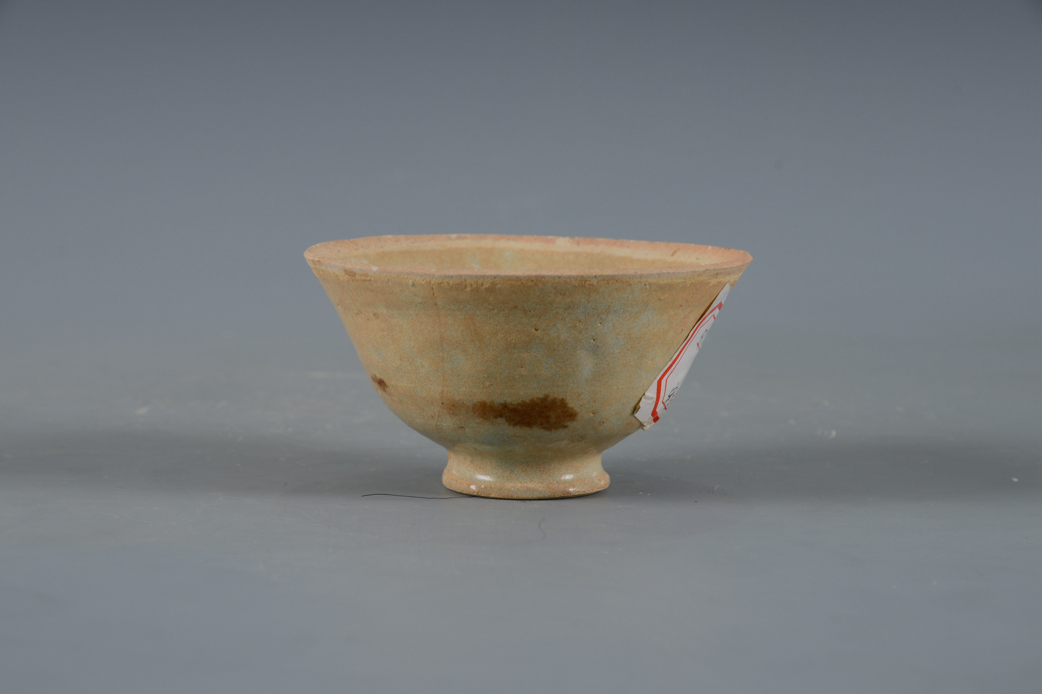 宋青釉印花花卉紋瓷碗