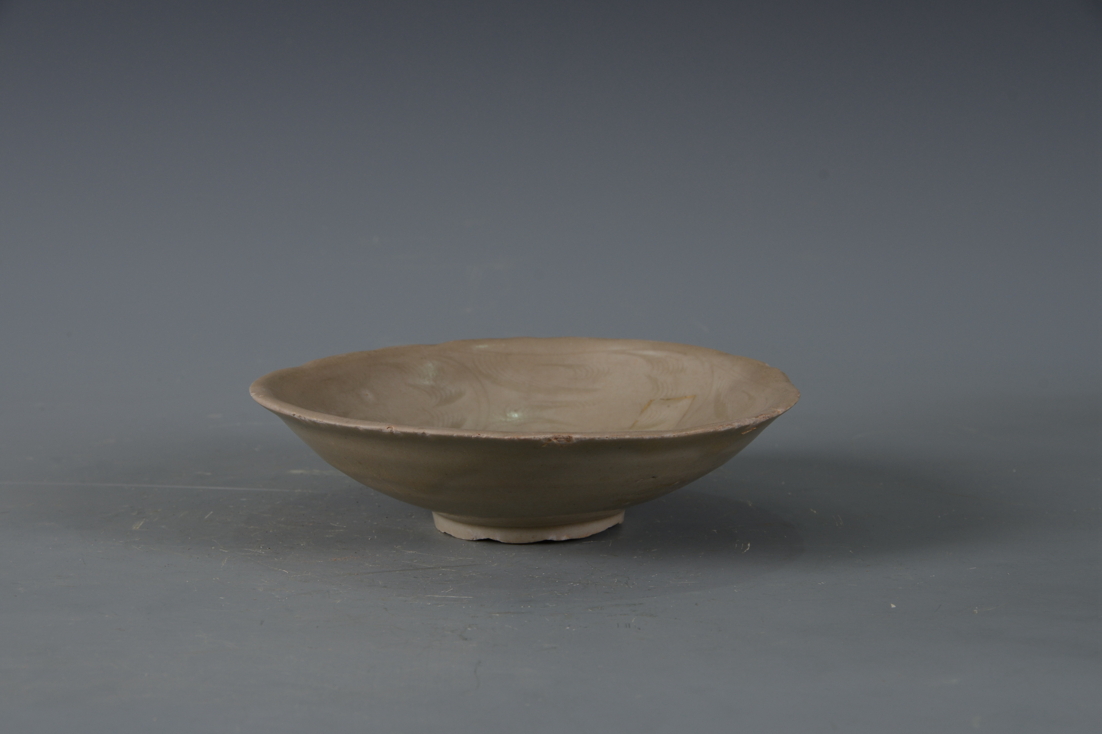 宋青釉劃花花卉紋瓷碗