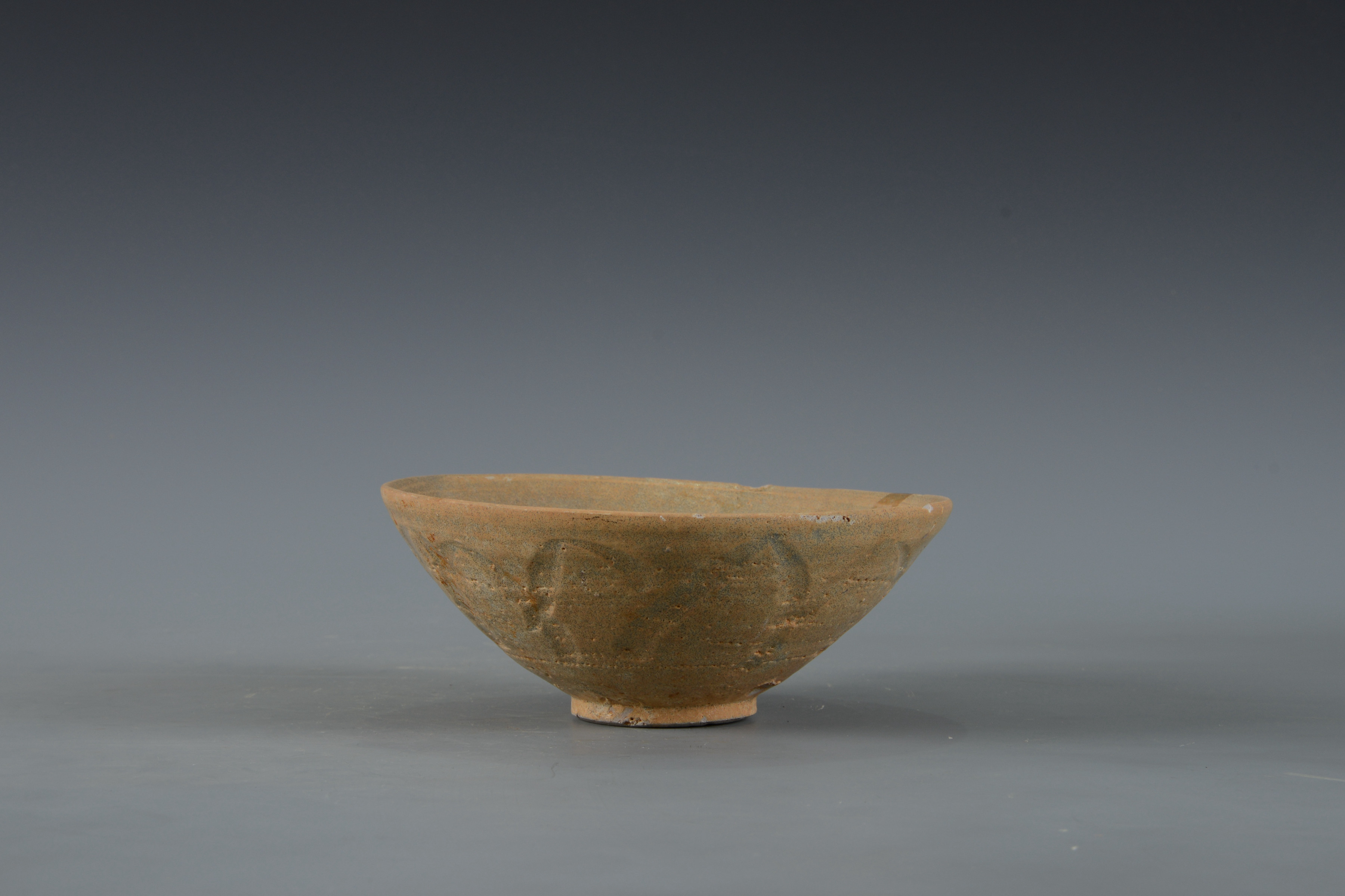 宋青釉剔花蓮瓣紋瓷碗