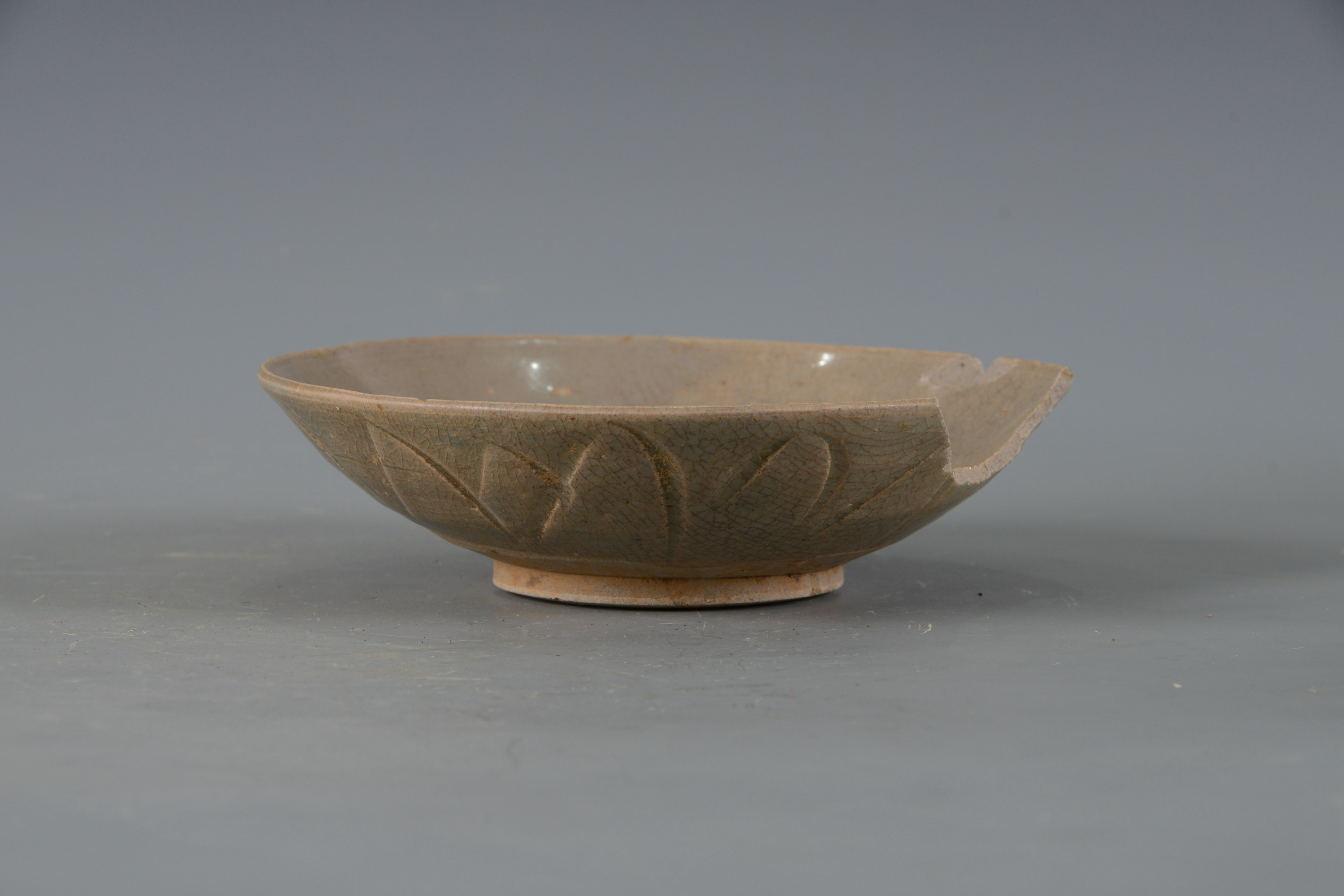 宋青釉剔花蓮瓣紋瓷碗