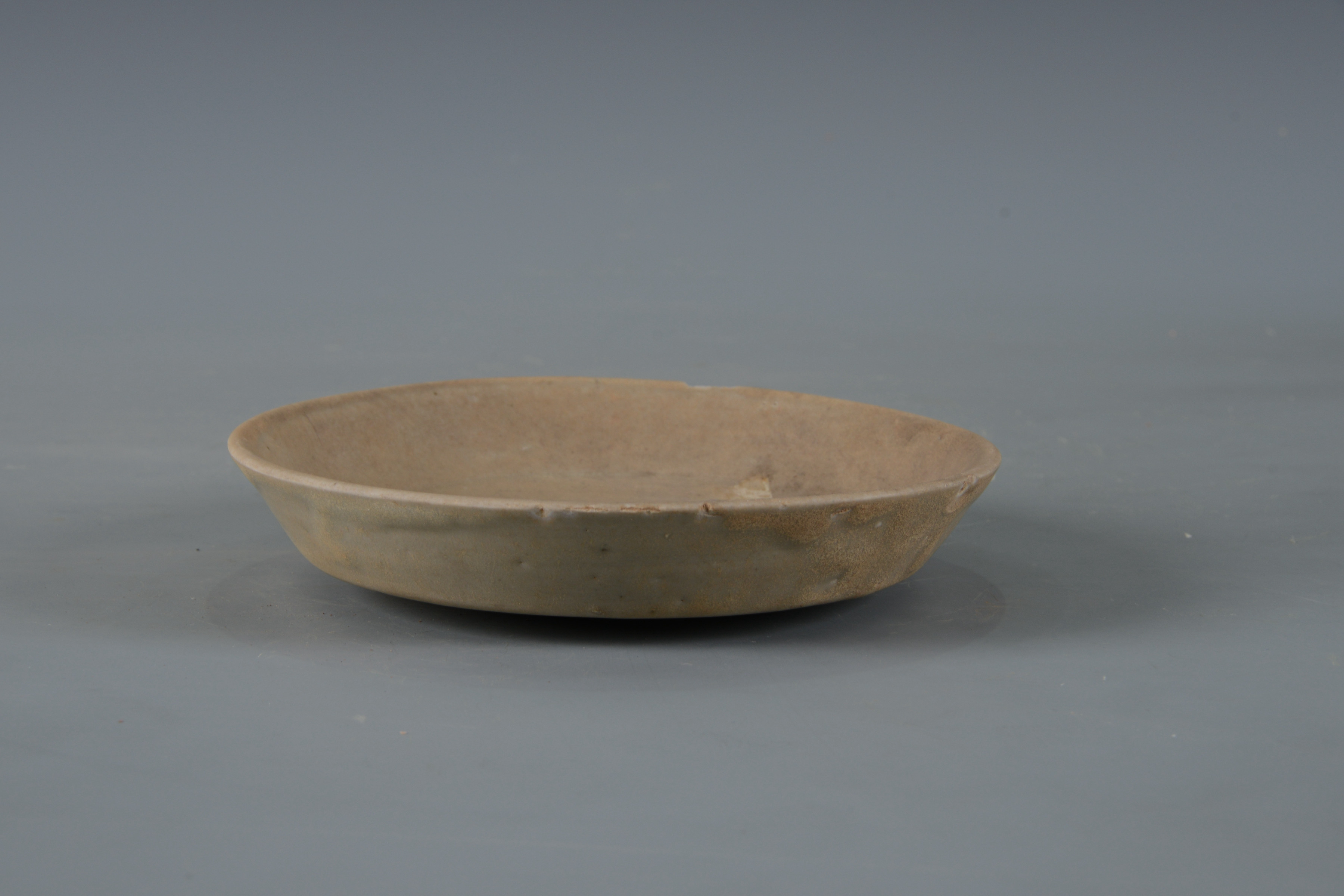 宋青釉刻花花卉紋瓷碟