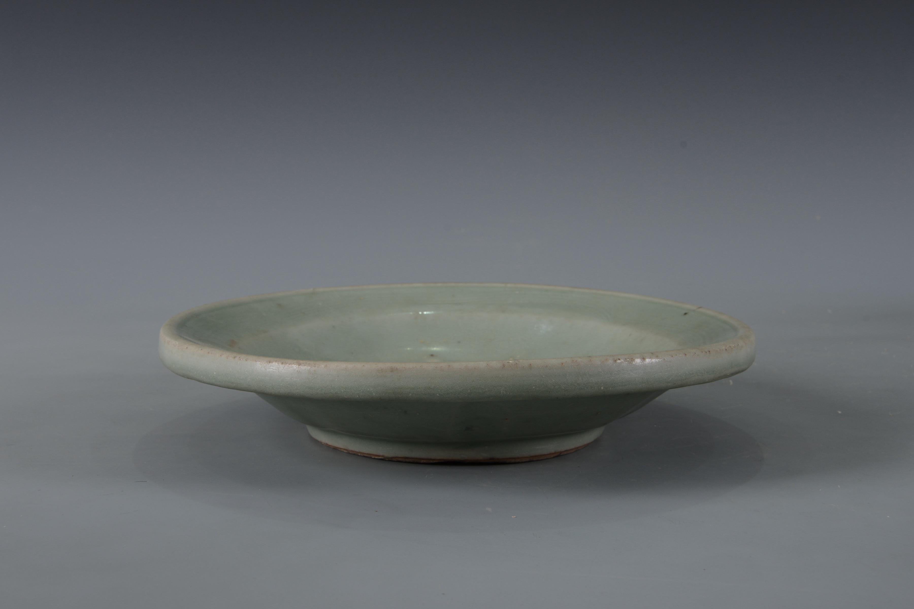 清青釉刻花“壽”字紋瓷碟