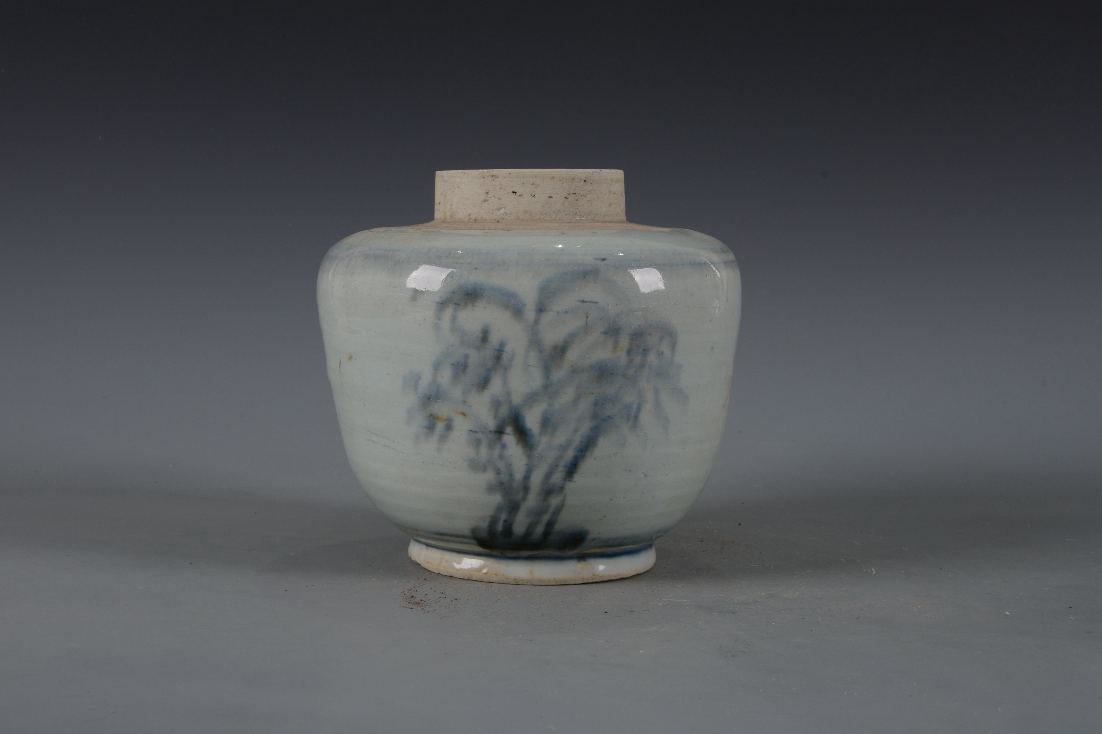 明青花花卉紋罐