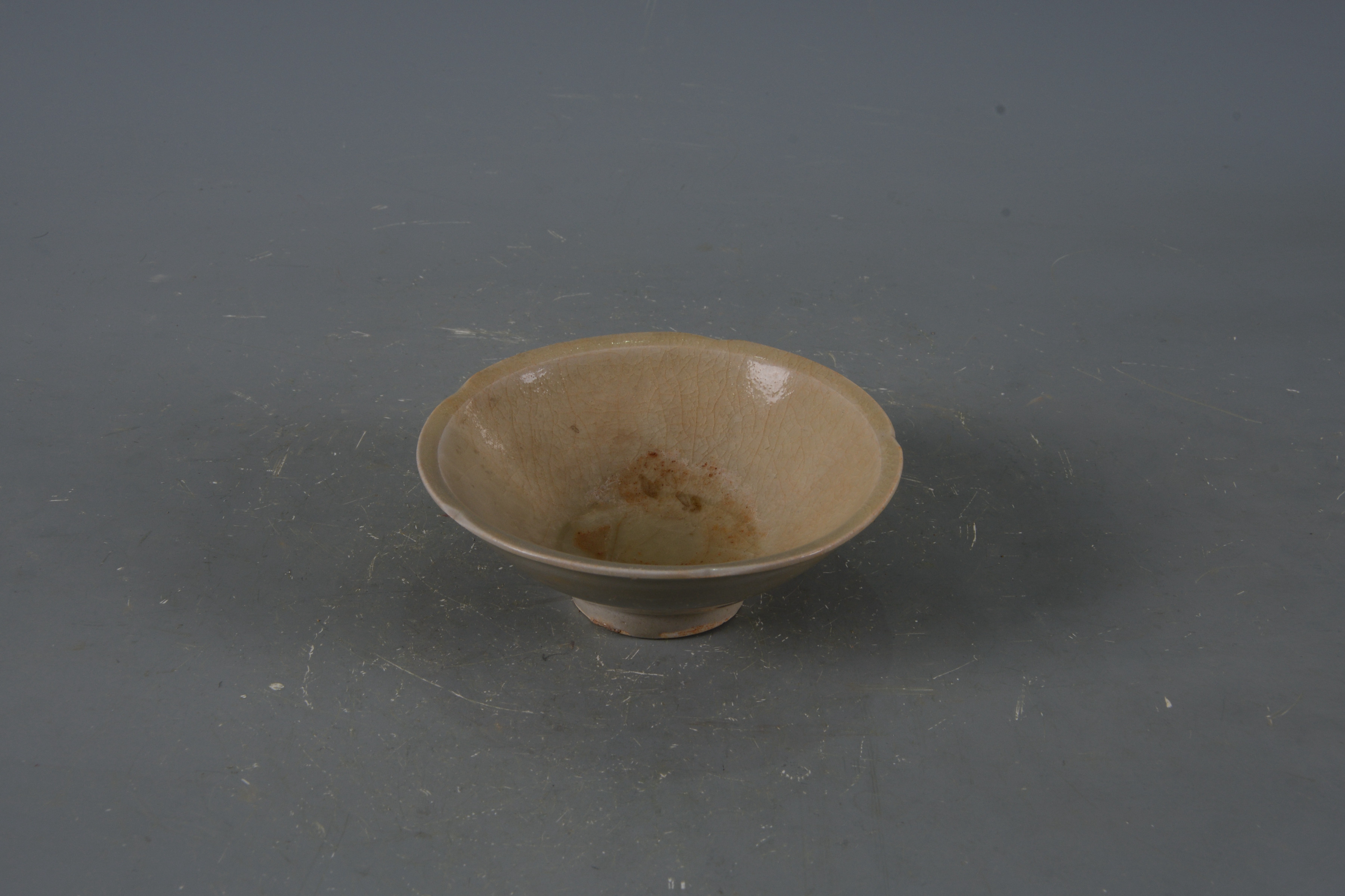 宋青釉海棠口瓷碗