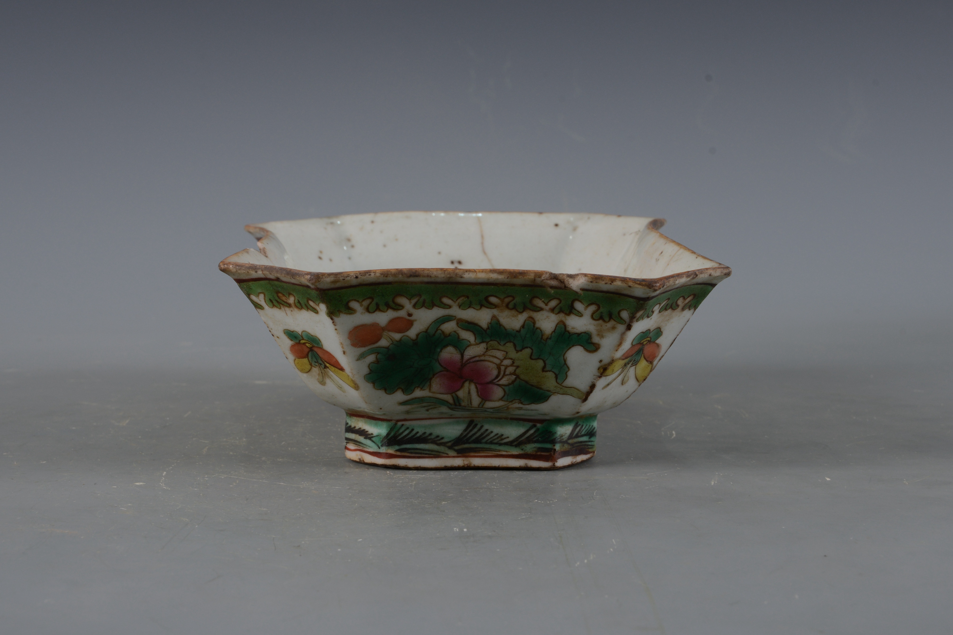 清粉彩花卉紋“黃義成號”款八角瓷碟