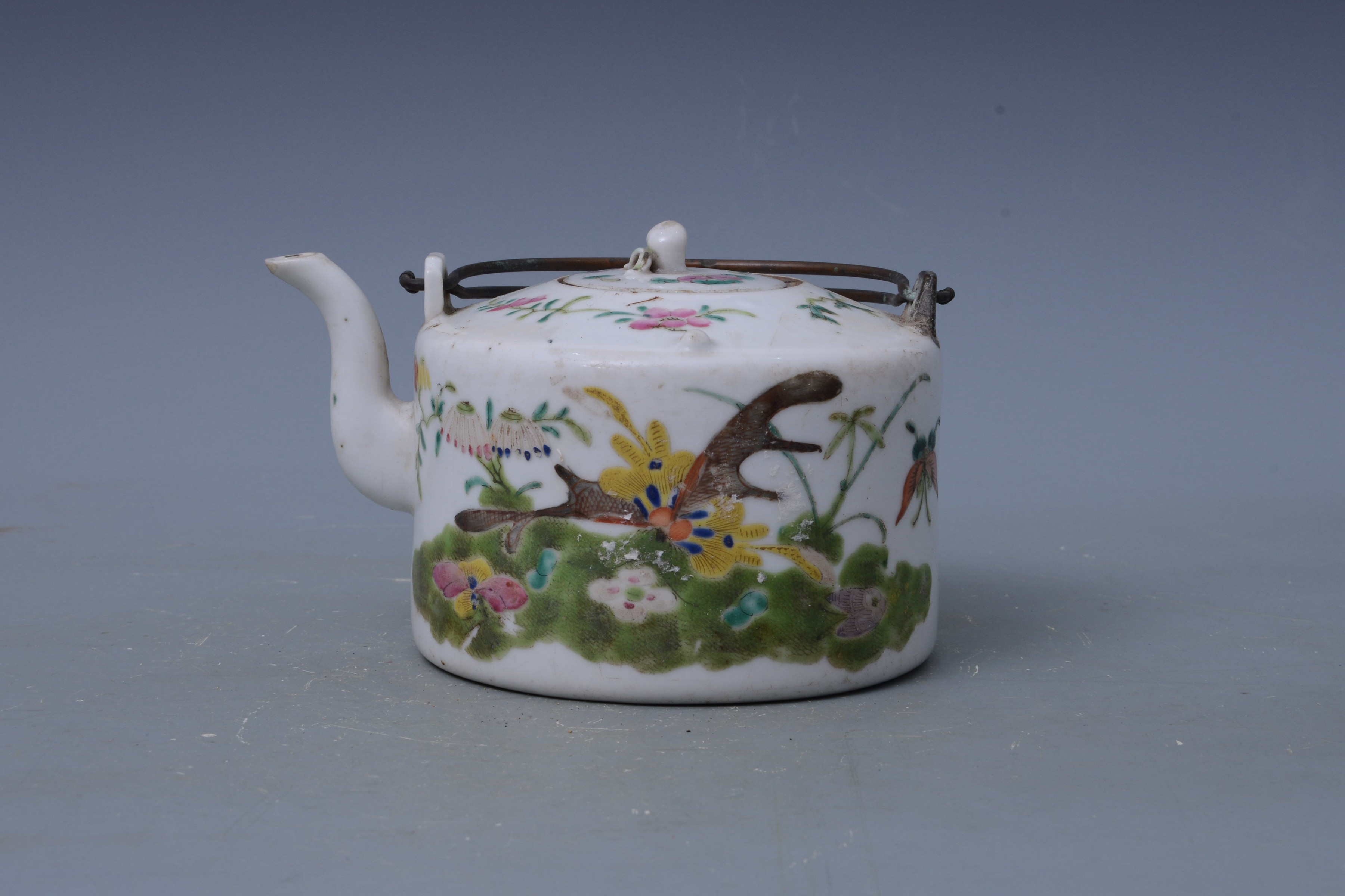 清光緒粉彩花卉蝴蝶紋兩系帶蓋瓷提壺