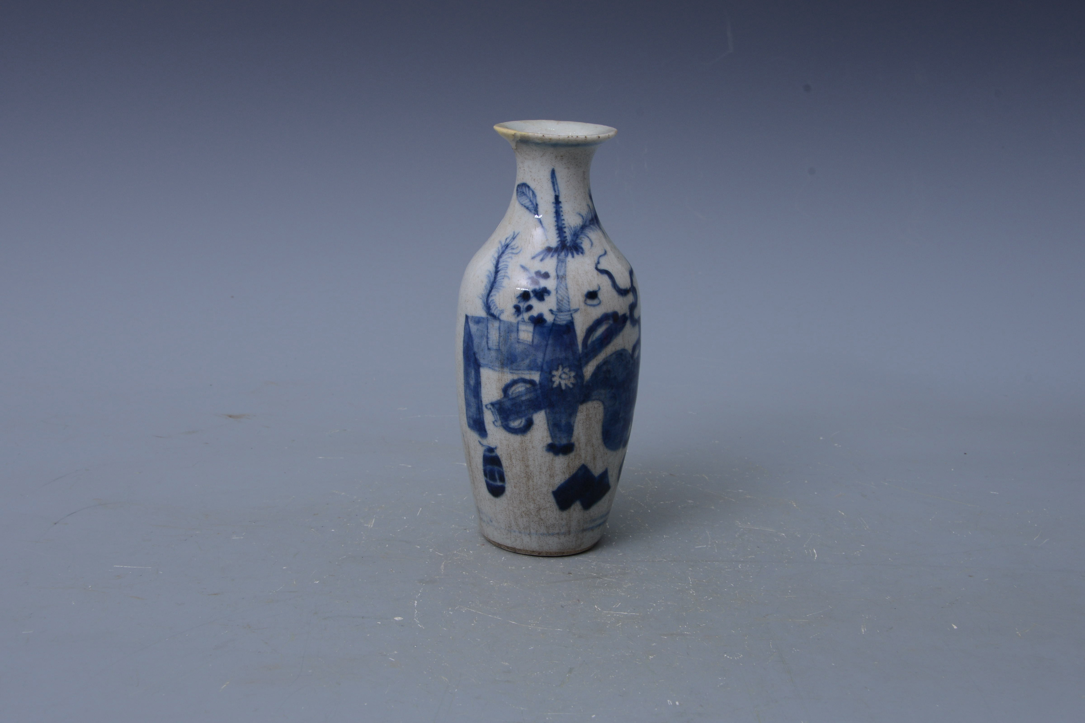 清青花博古紋瓶