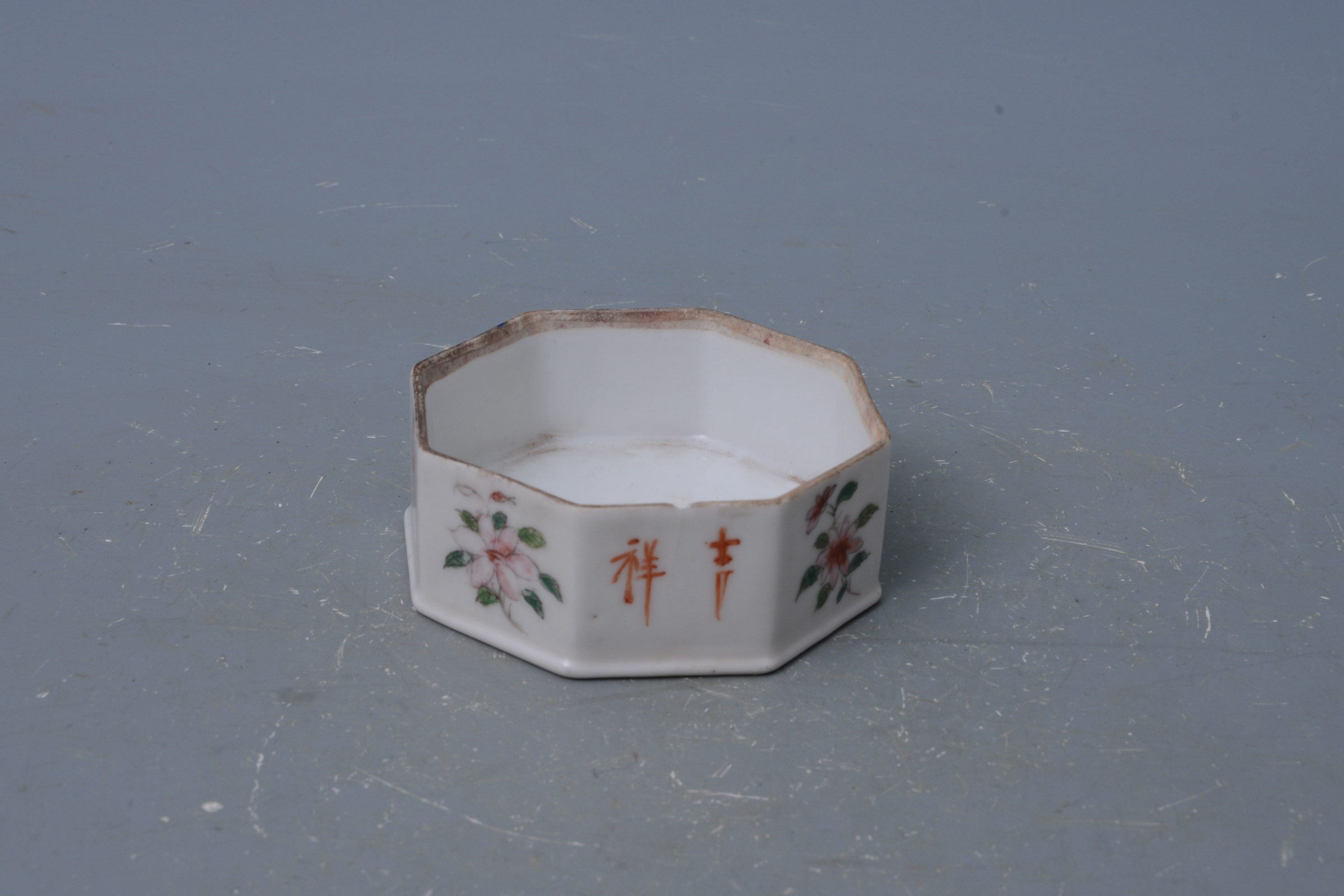 清粉彩花卉紋八角瓷盒