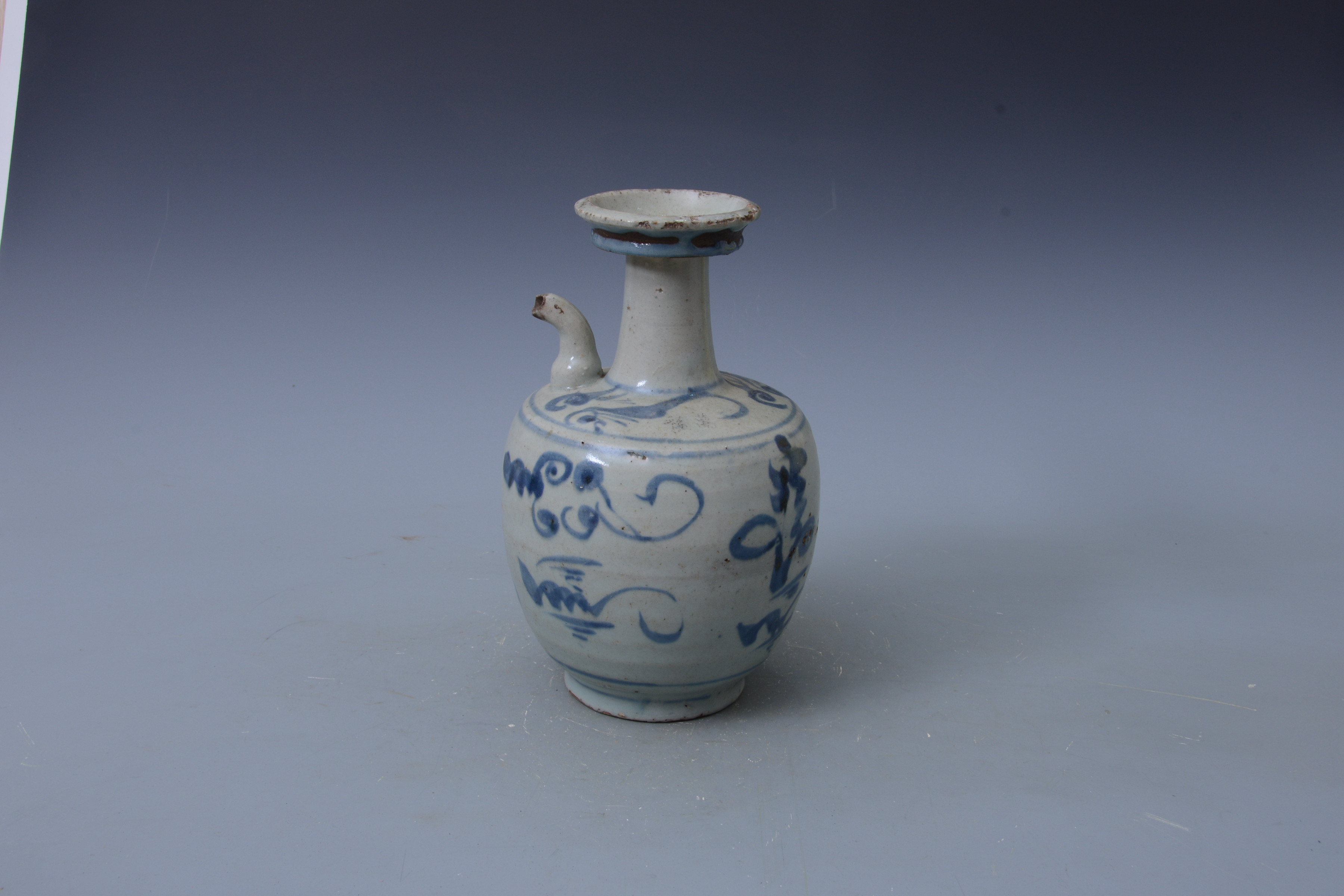 明青花花卉紋福字款盤口壺