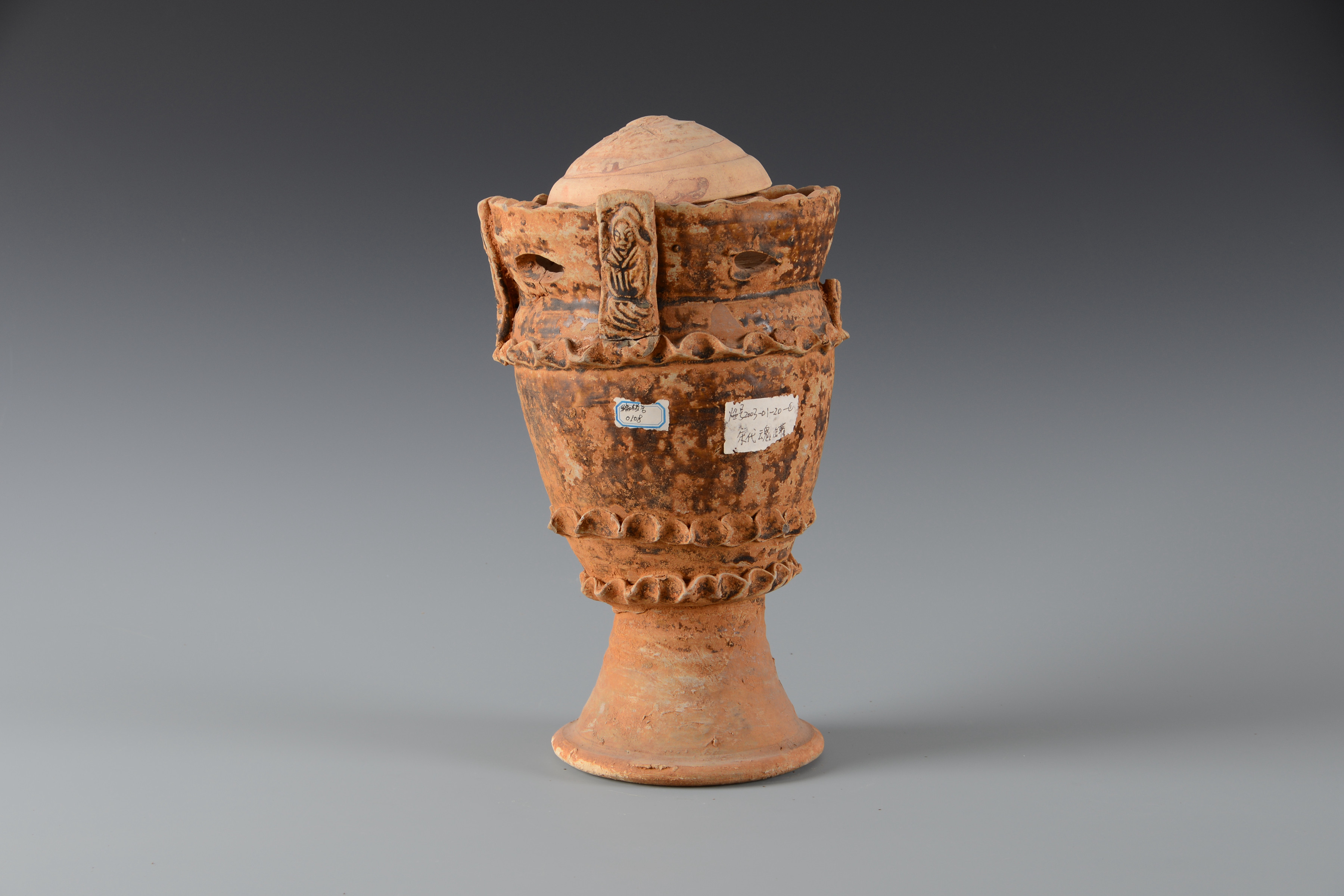 宋褐釉貼塑人物波浪弦紋陶魂罈（帶蓋）