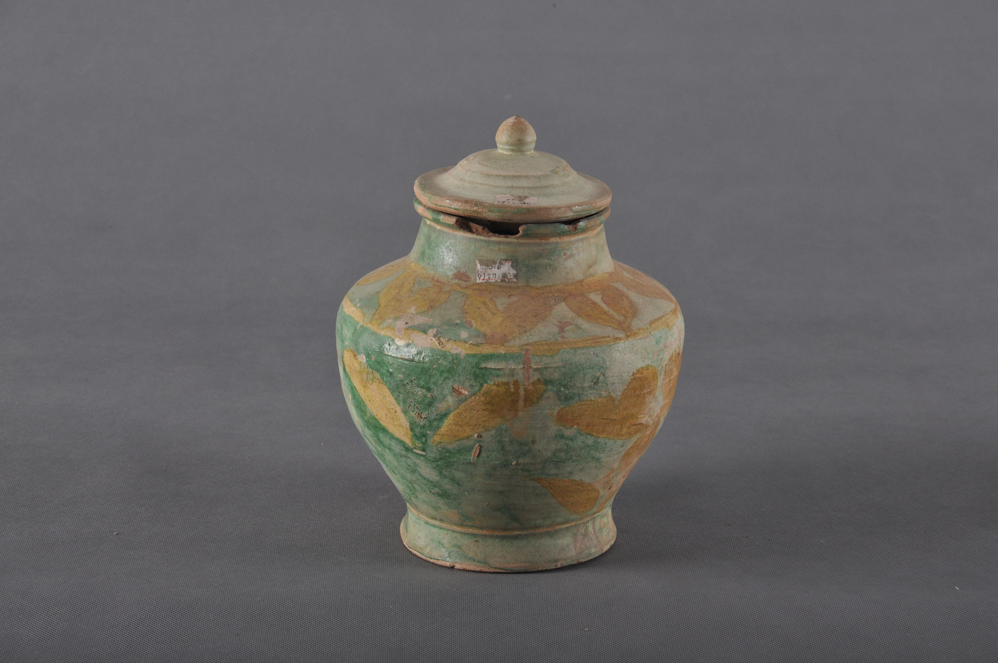 明素三彩花卉紋陶罐（帶蓋）