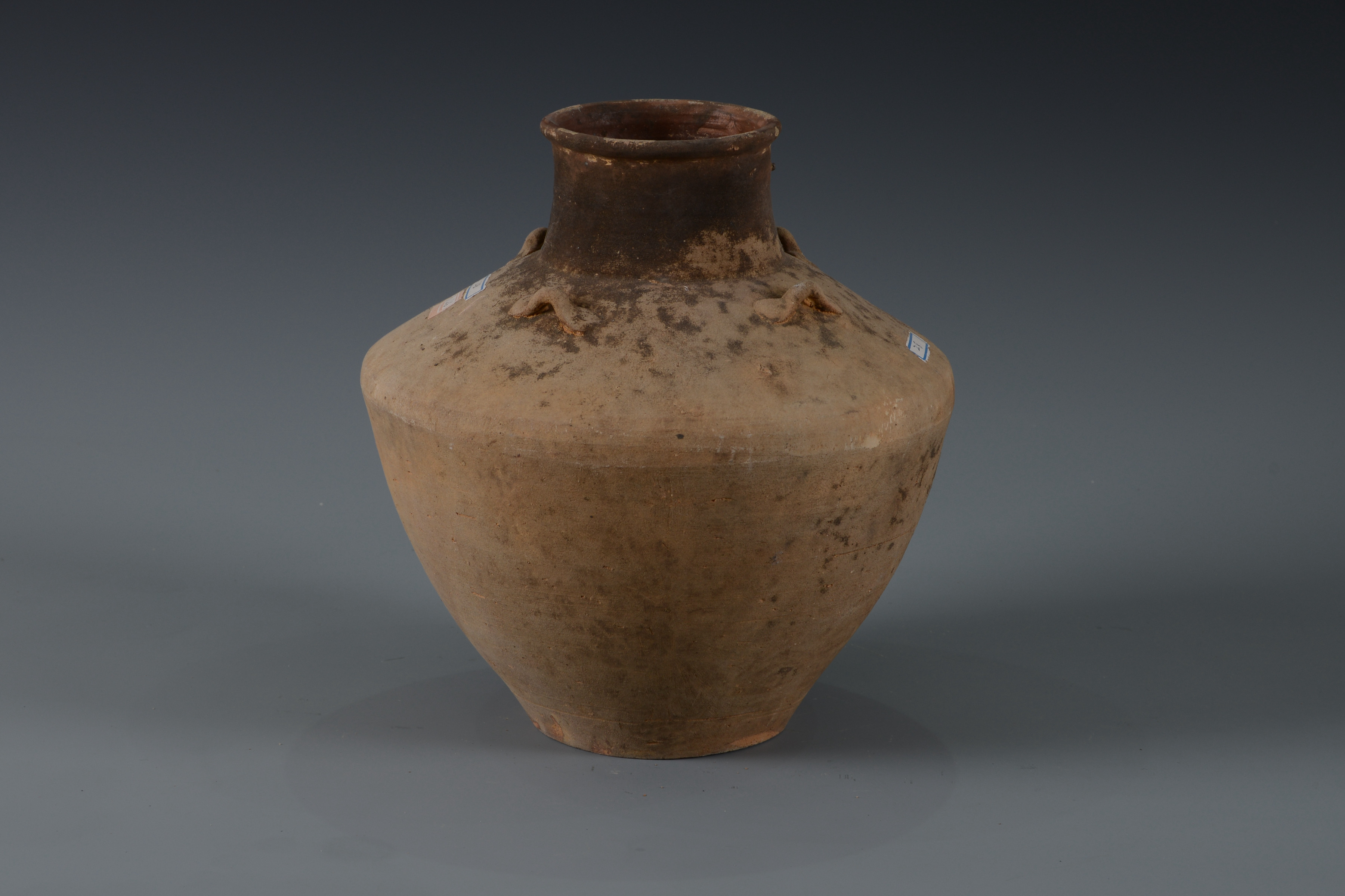 宋醬釉四系長(zhǎng)頸陶罐