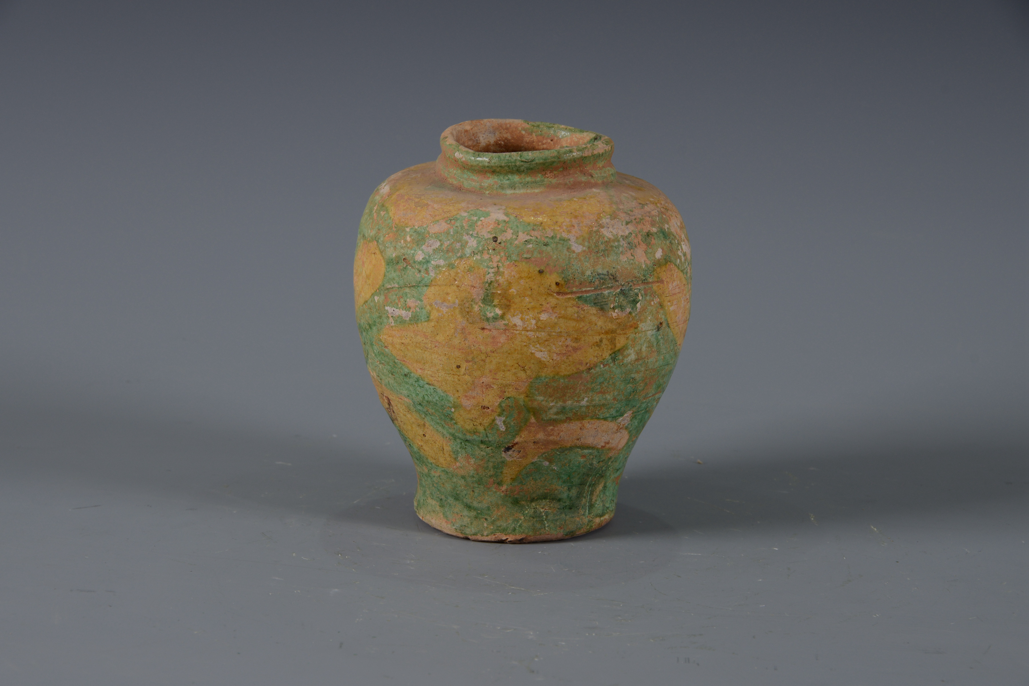 明素三彩花卉紋陶罐