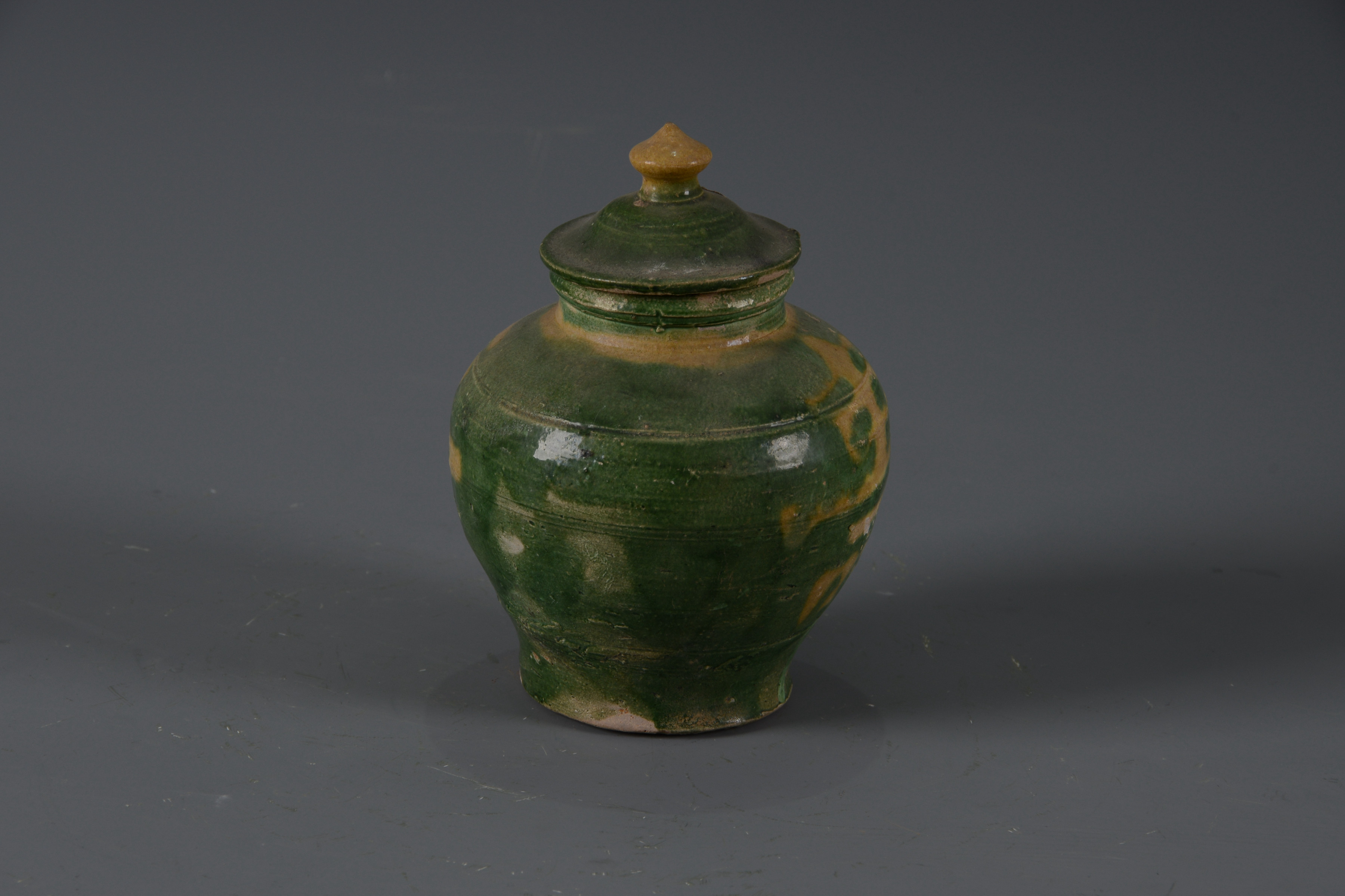 明素三彩“壽”字紋陶罐（帶蓋）