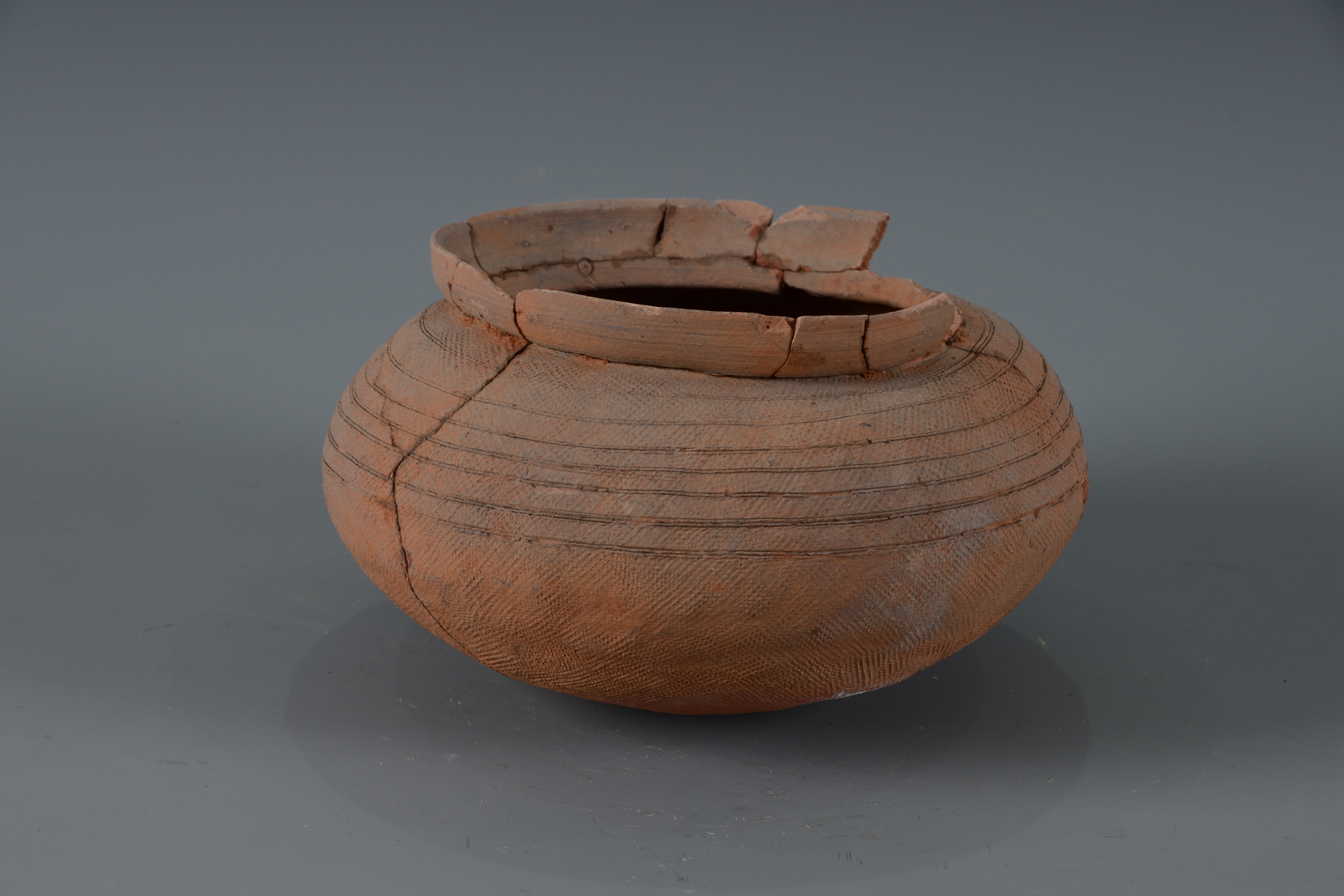 戰(zhàn)國(guó)網(wǎng)格弦紋敞口陶罐