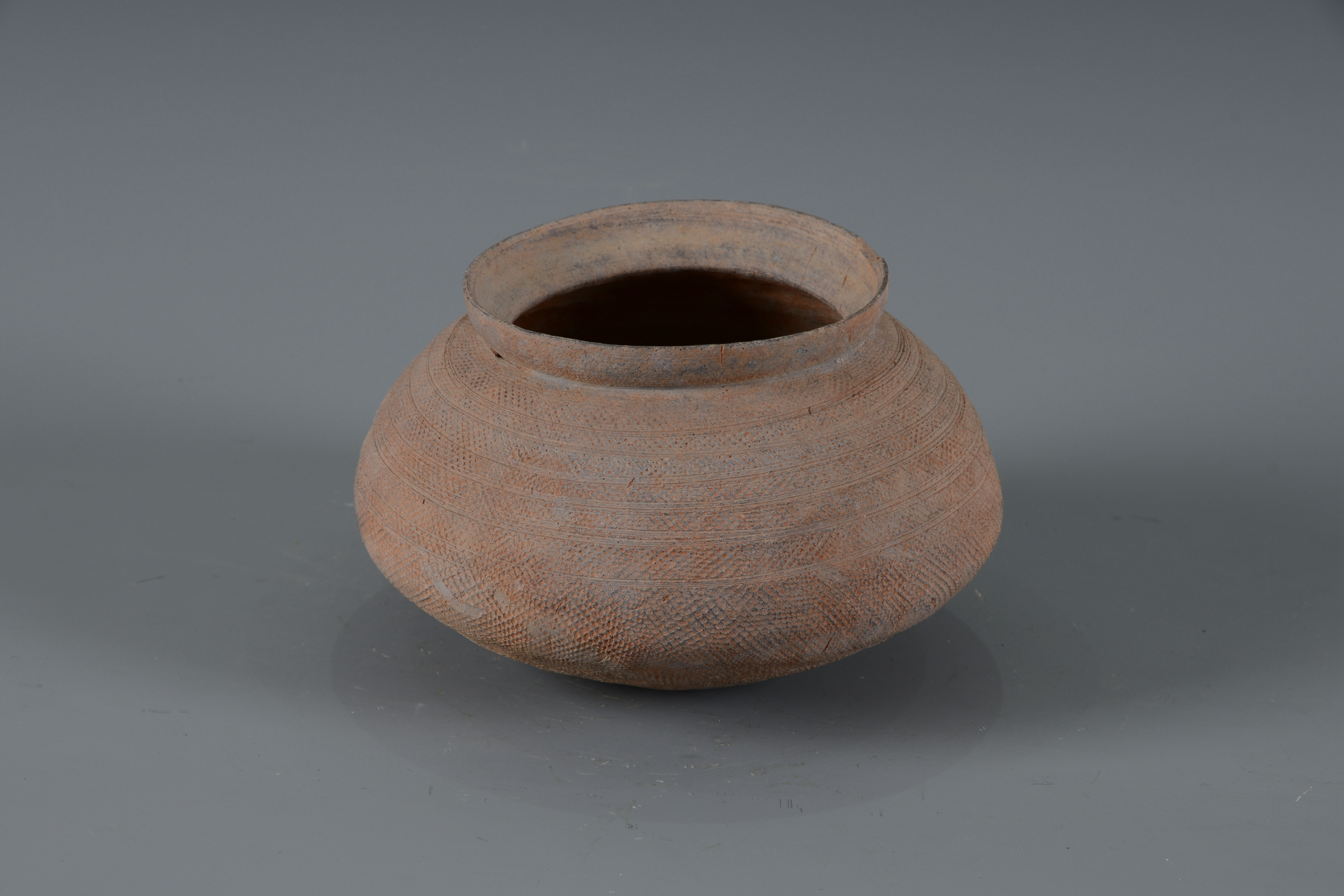 戰(zhàn)國(guó)網(wǎng)格弦紋敞口陶罐