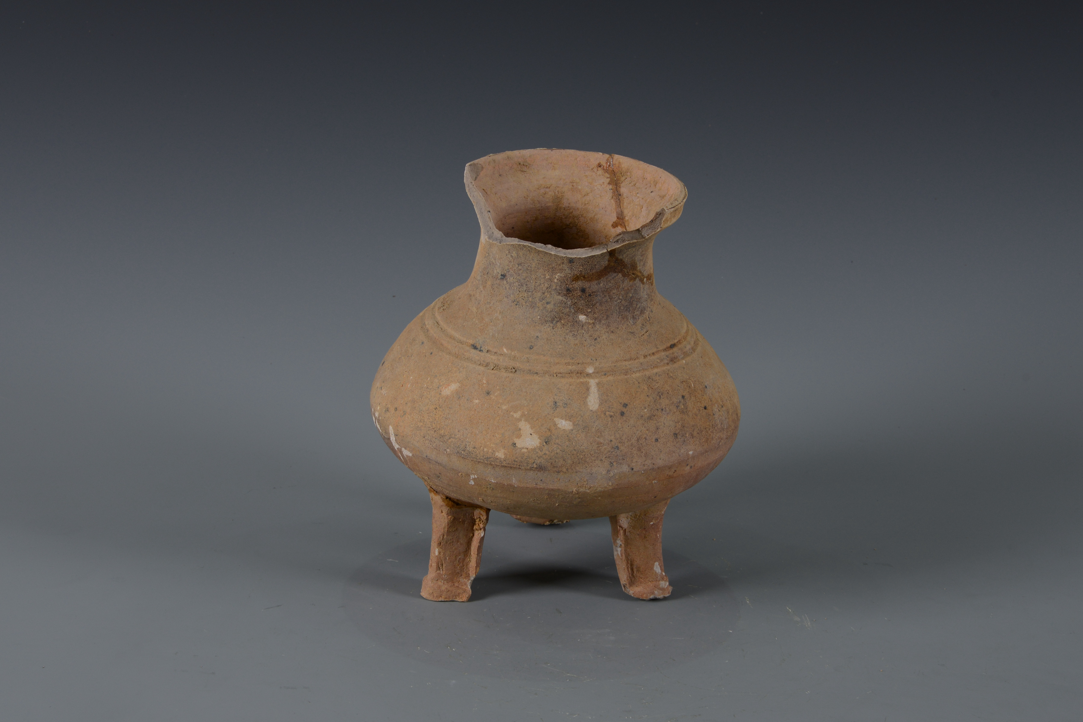 東漢弦紋三足陶壺