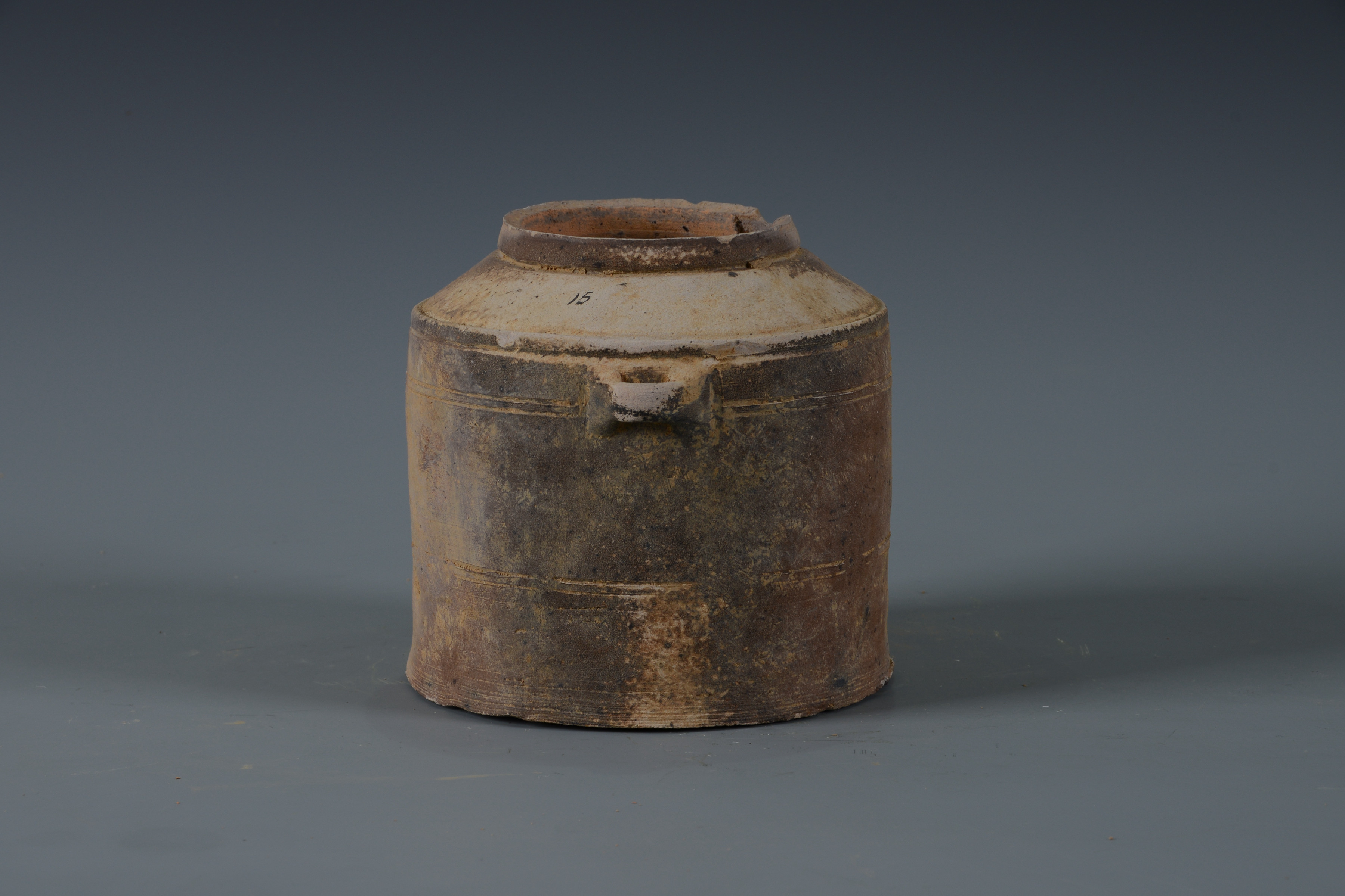 東漢雙系弦紋直腹陶罐