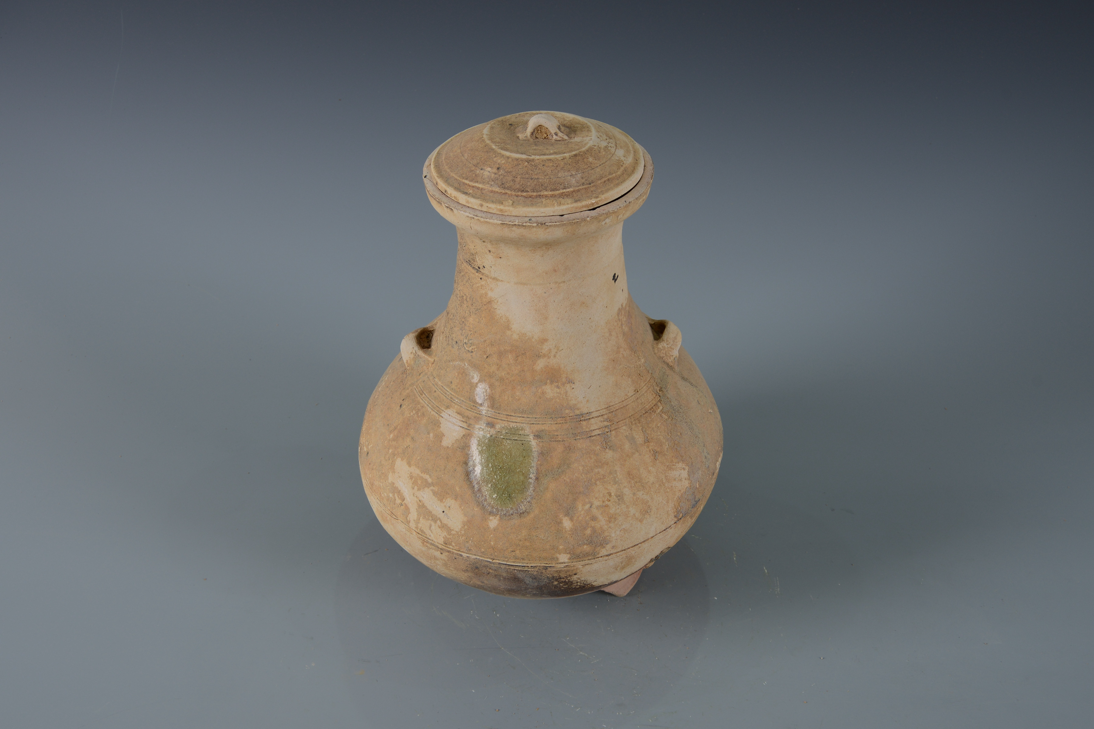 東漢青釉雙系弦紋圈足陶壺（帶蓋）