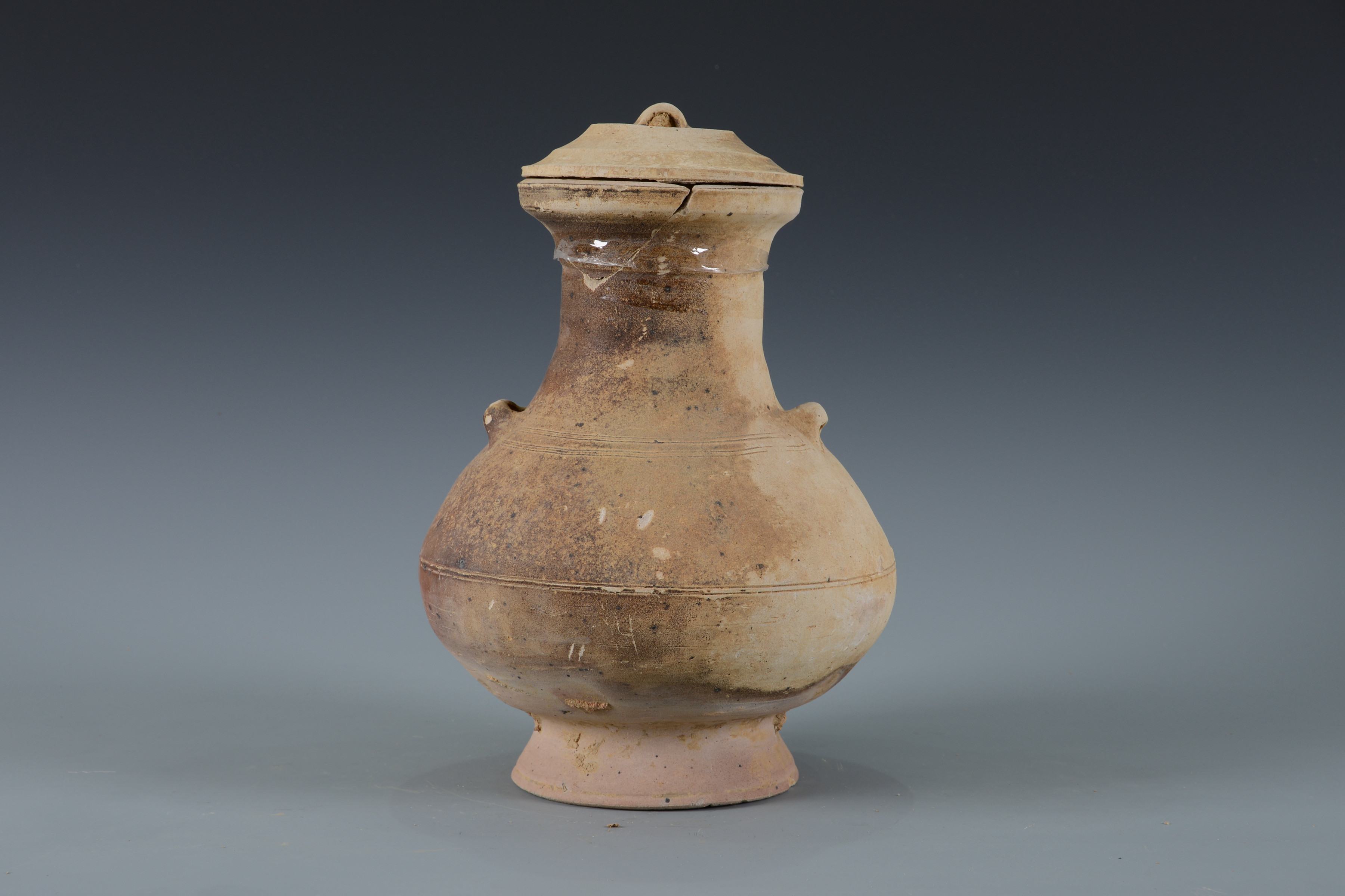 東漢雙系弦紋圈足陶壺（帶蓋）