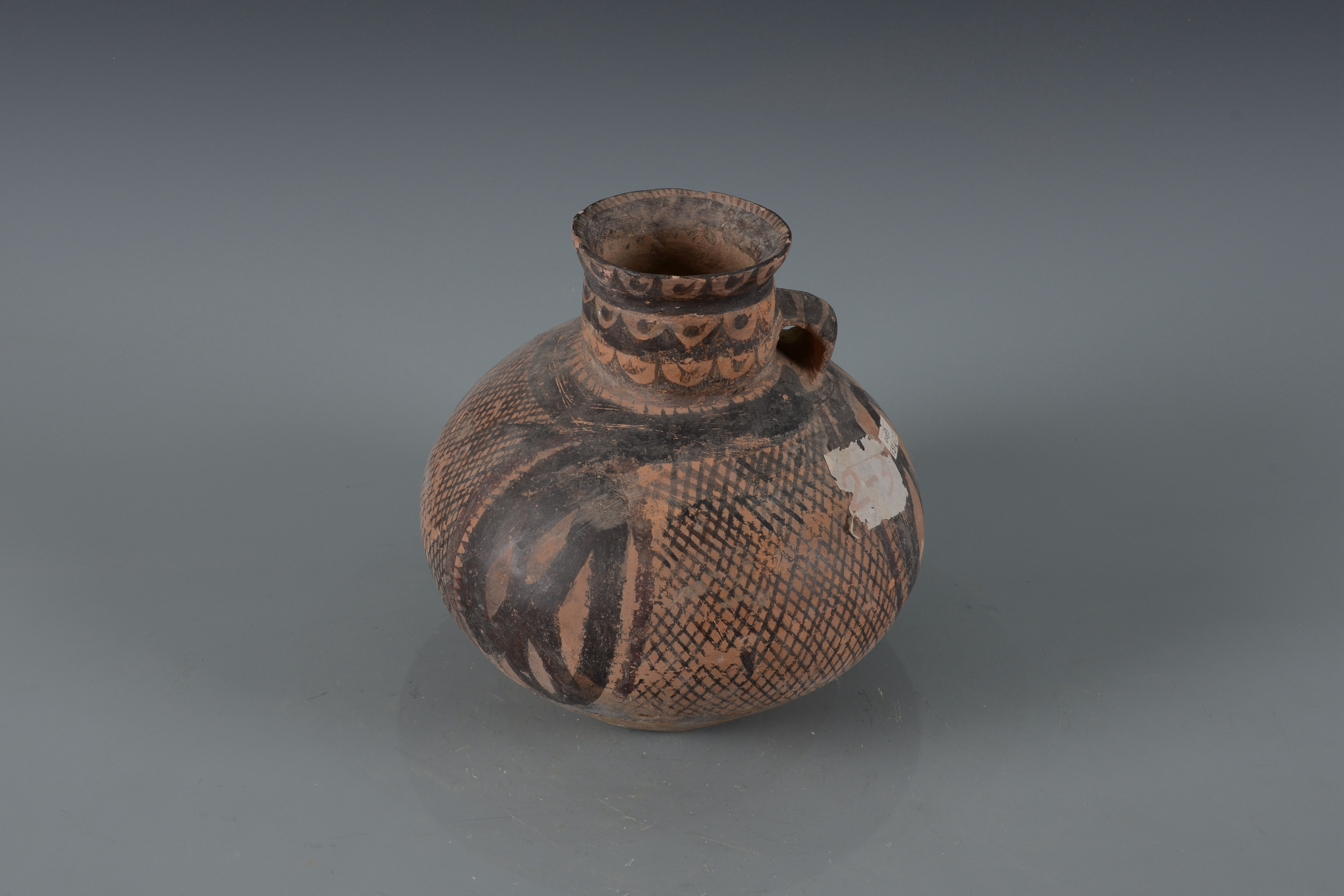 新石器時代葉綱紋單耳彩陶壺