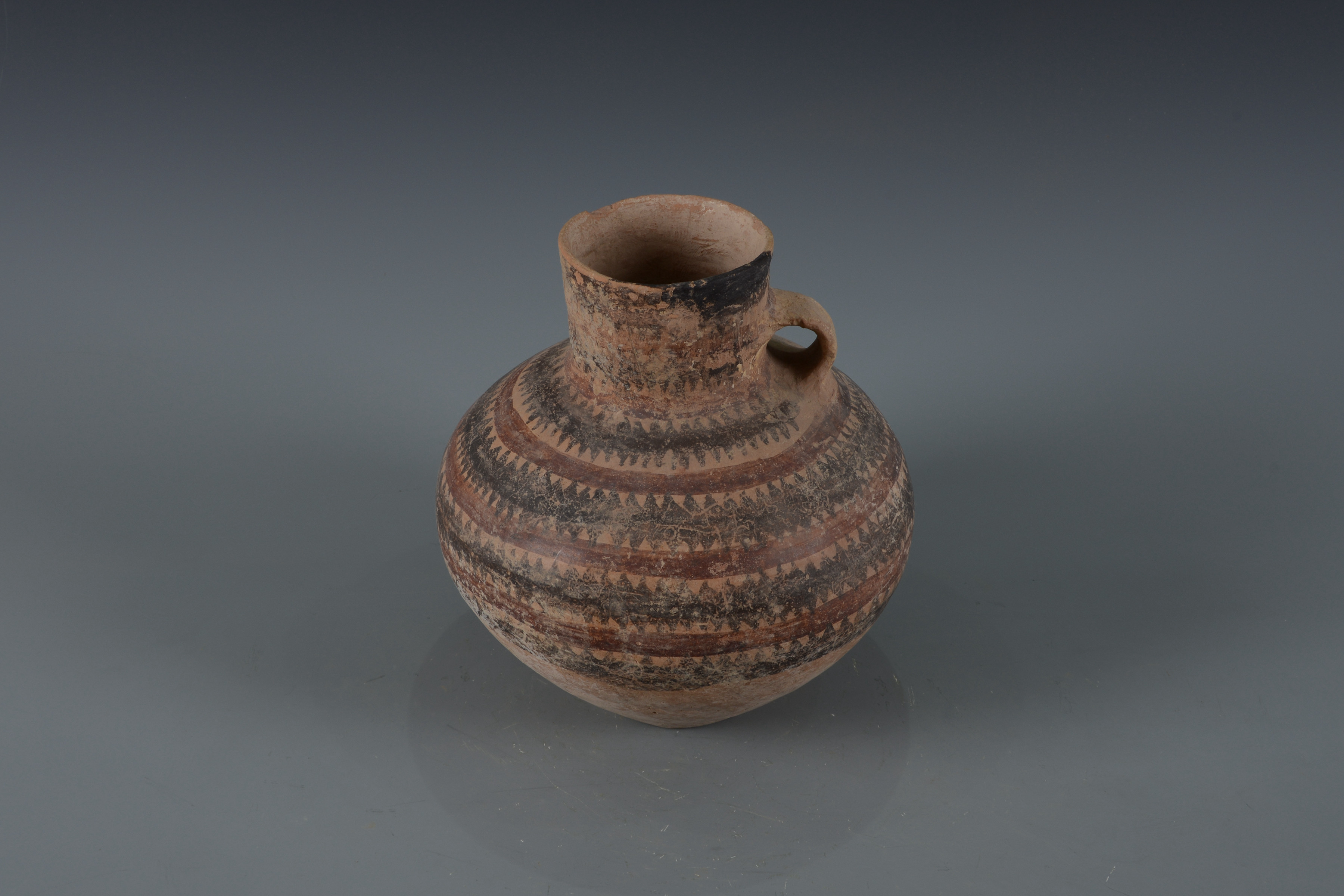 新石器時代鋸齒紋單耳彩陶壺