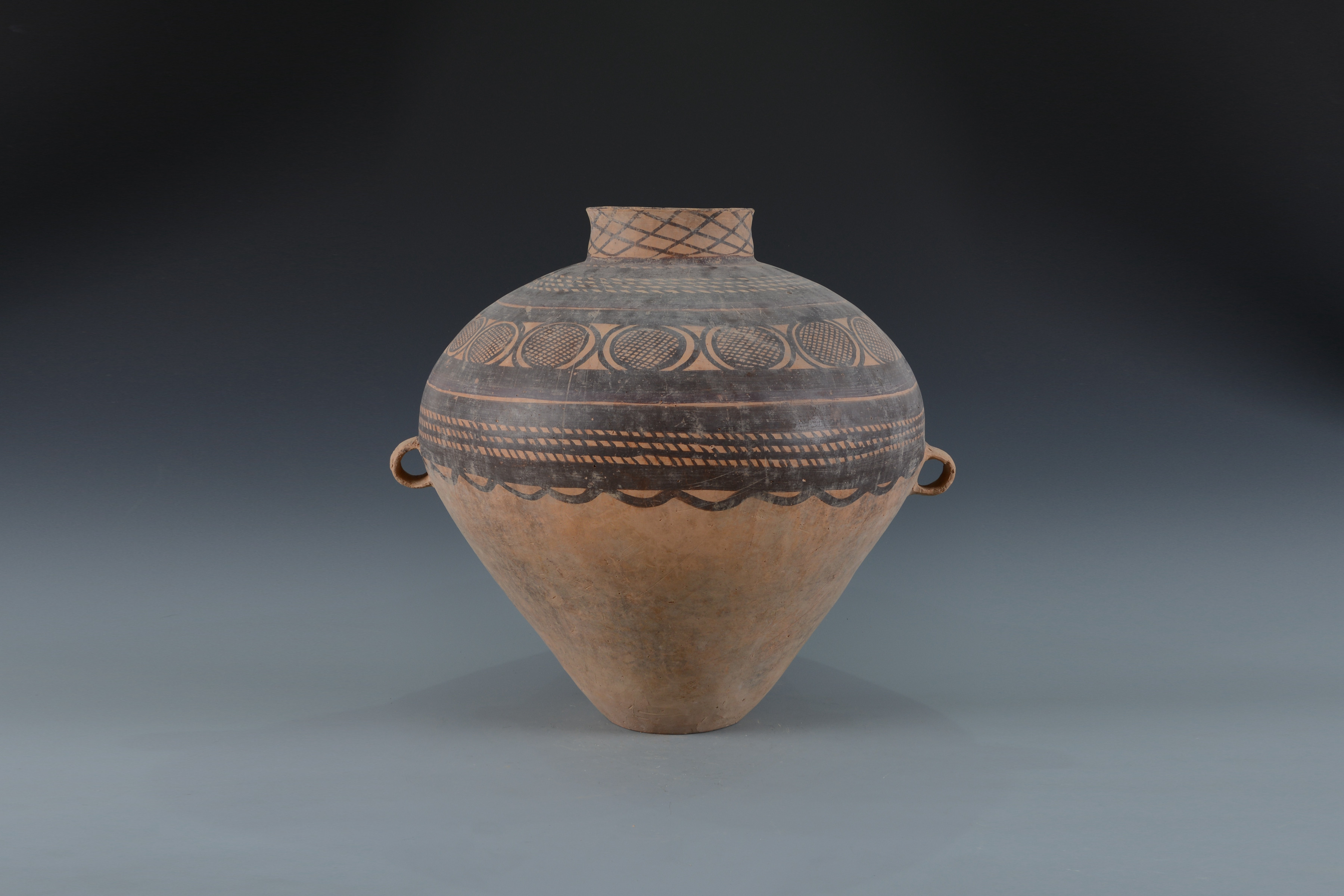 新石器時代圓圈網(wǎng)格繩紋雙耳彩陶甕