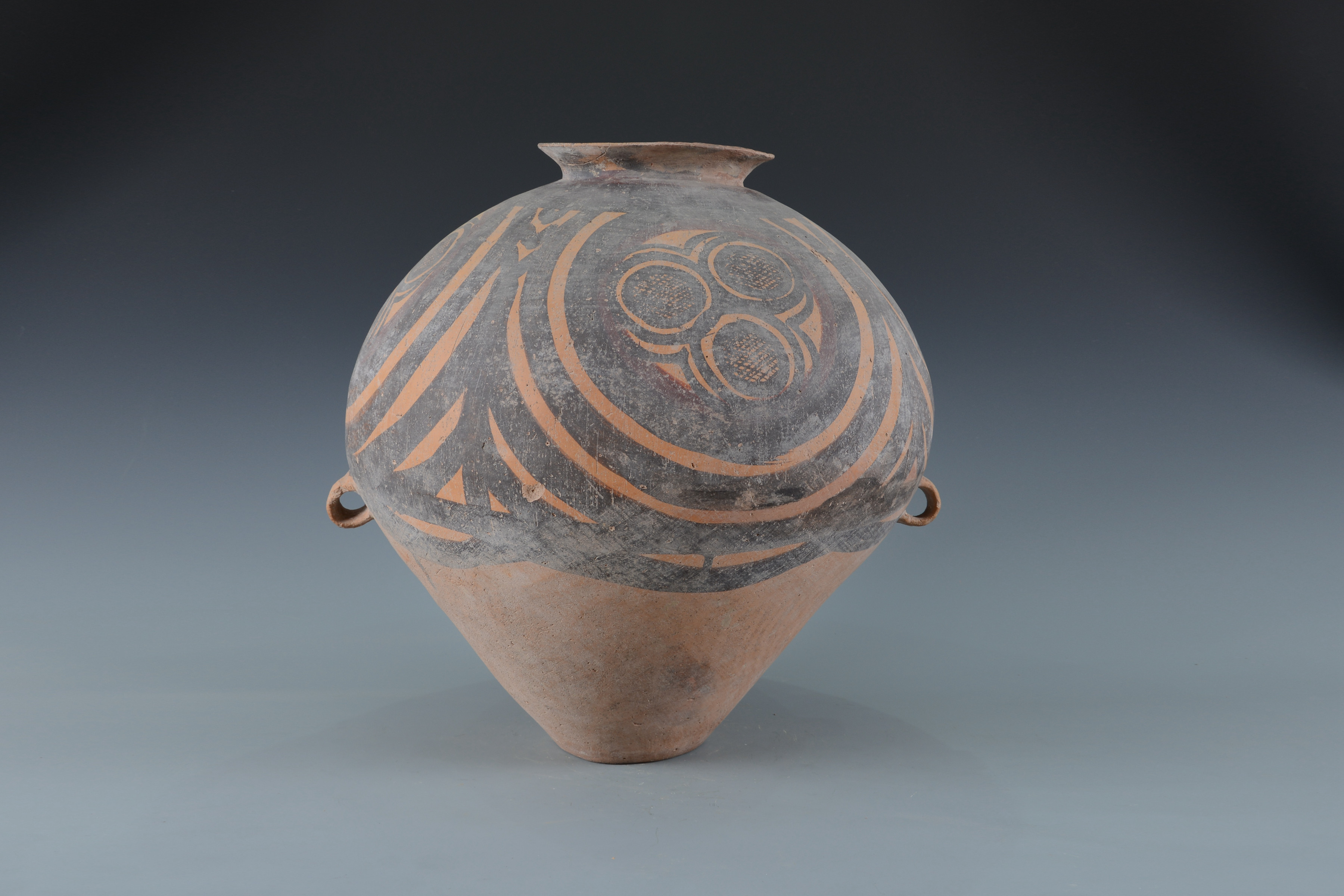 新石器時代圓圈網(wǎng)格紋雙耳彩陶甕