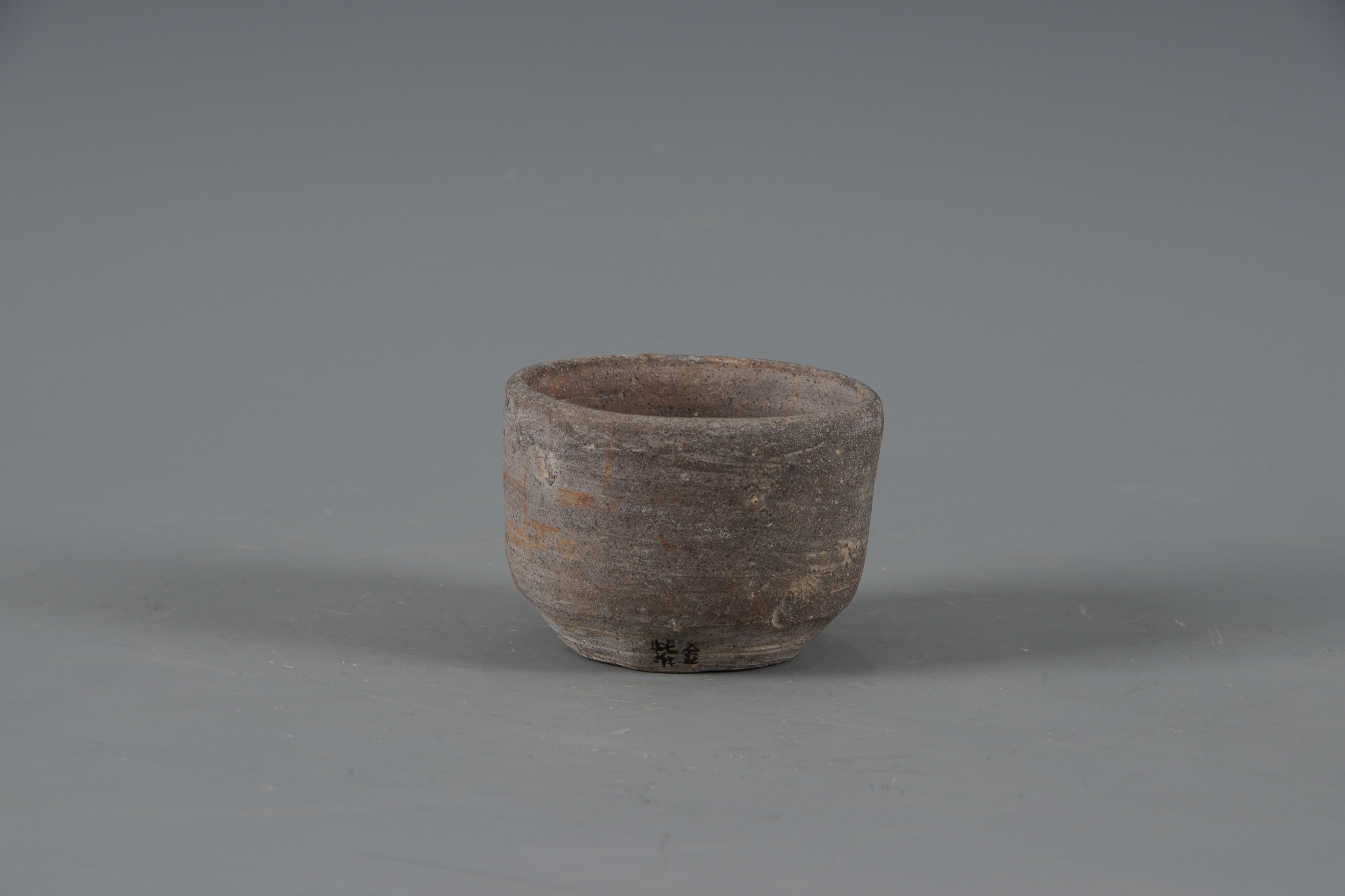 戰(zhàn)國夾砂灰陶杯