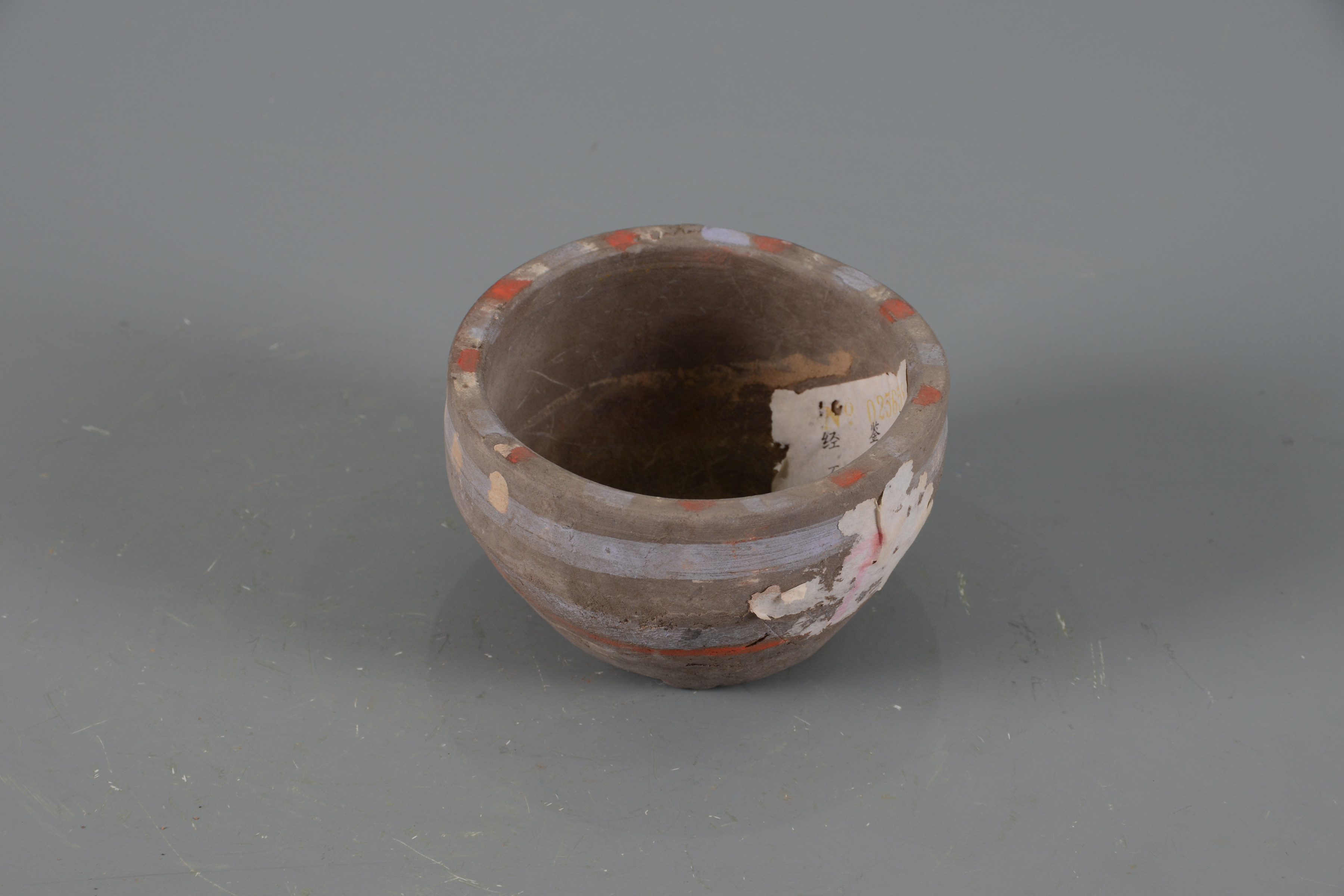 西漢彩繪斑點(diǎn)弦紋陶碗
