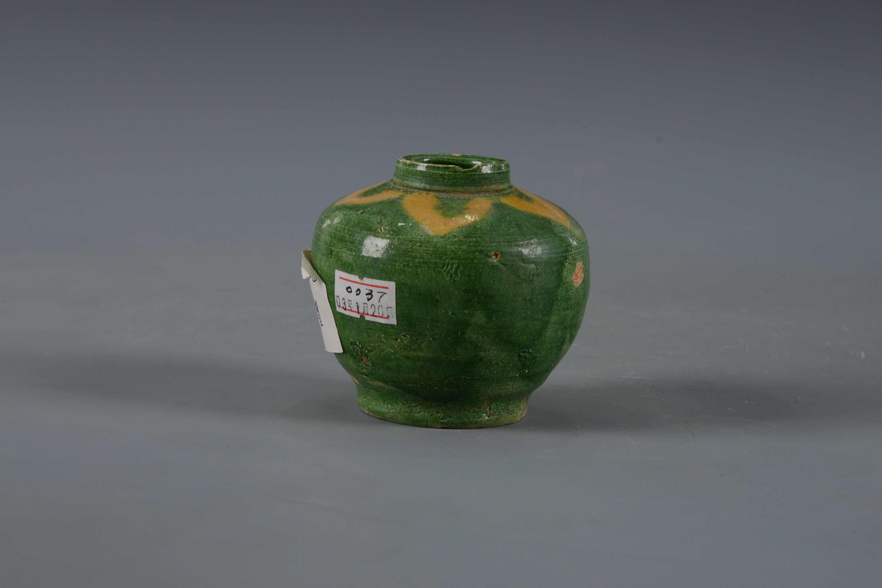 明素三彩花卉紋陶罐