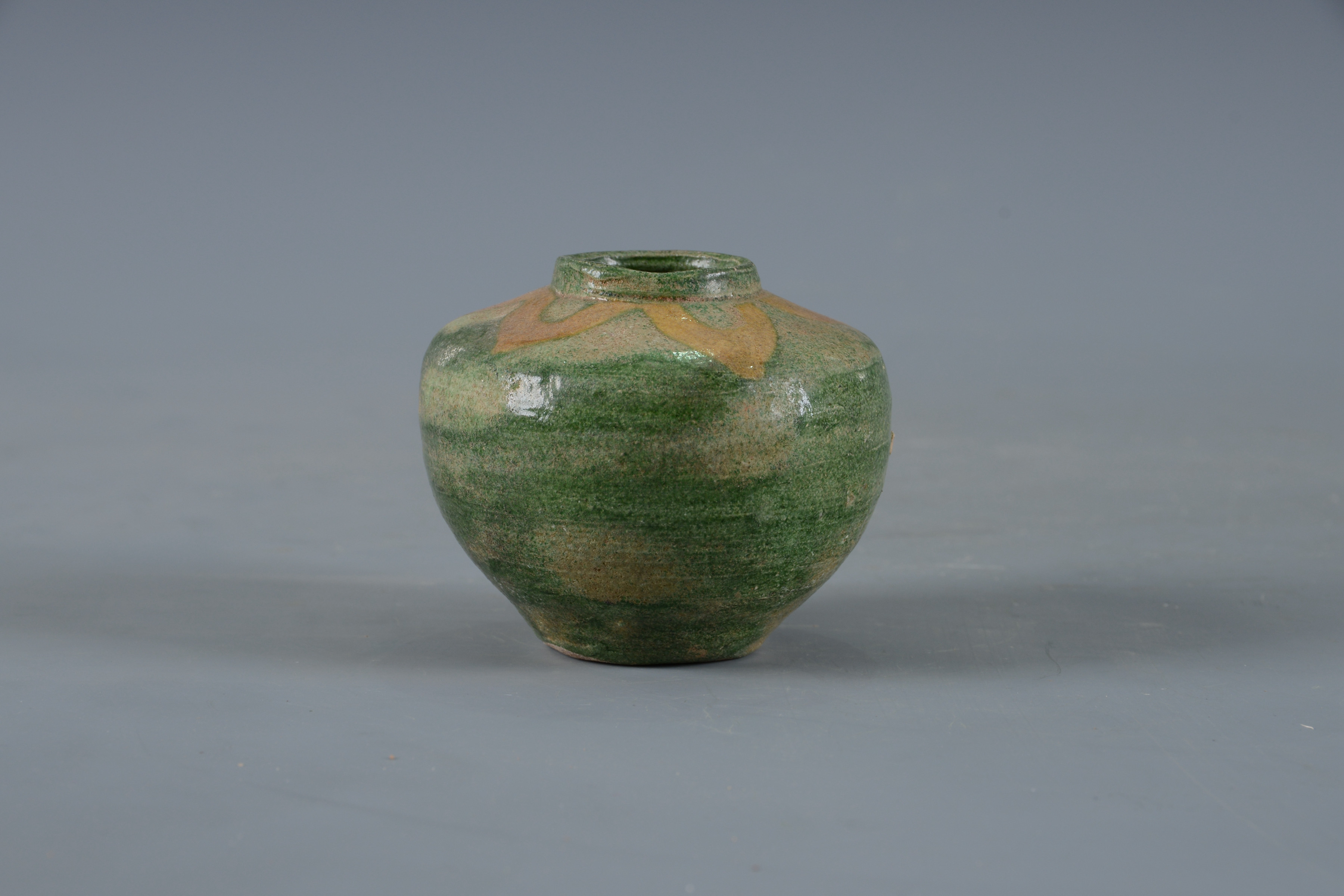 明素三彩花卉紋陶罐