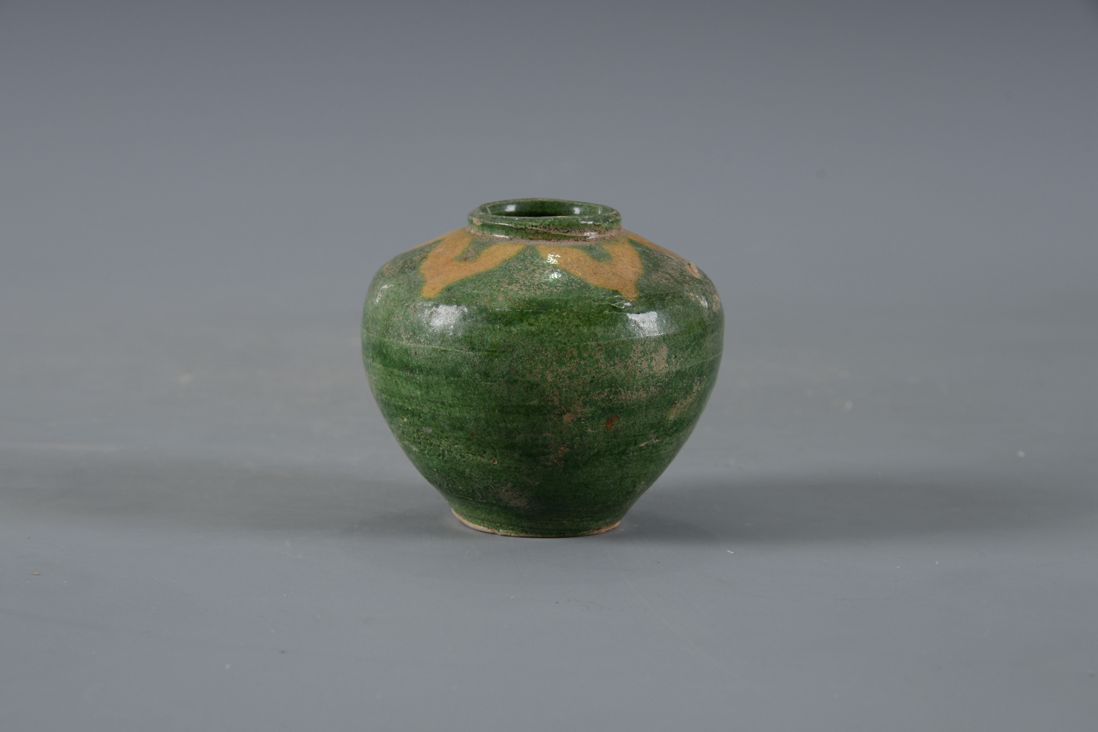 明素三彩花卉紋陶罐