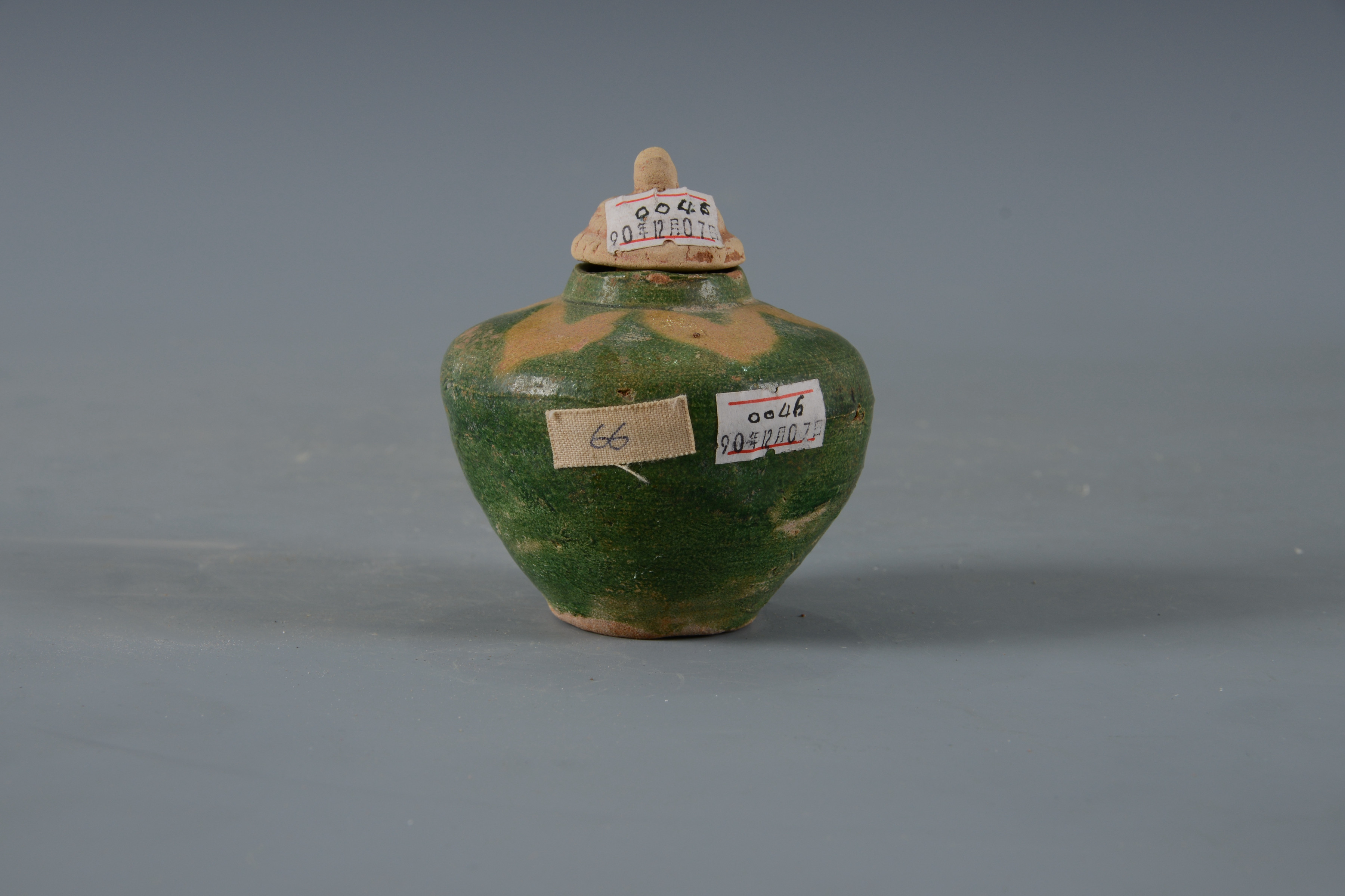 明素三彩花卉紋陶罐（帶蓋）