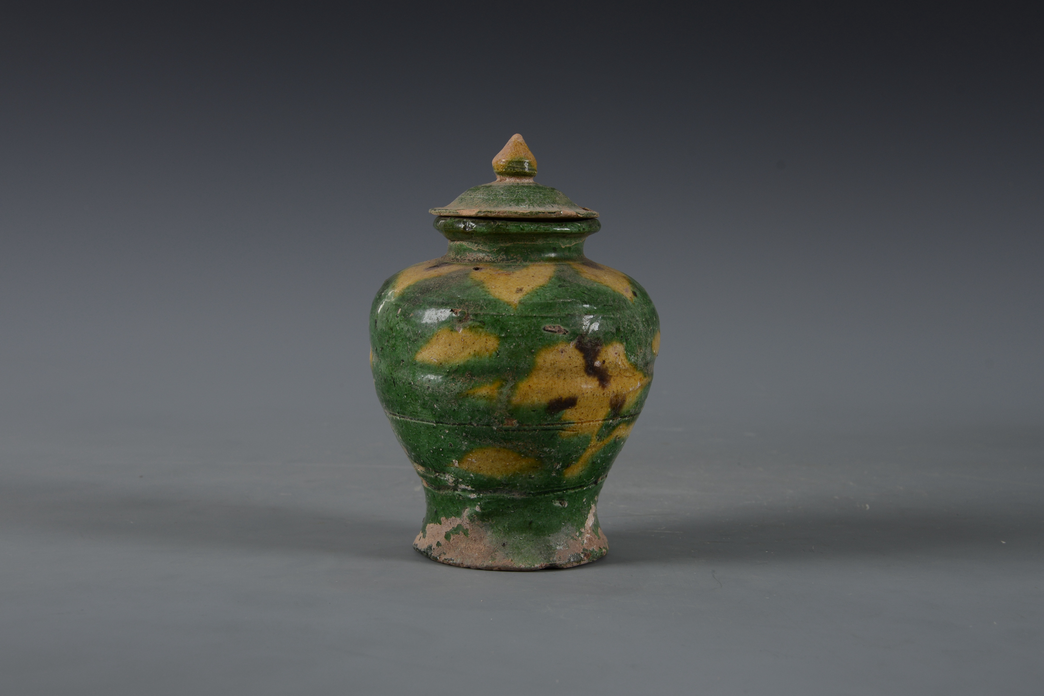 明素三彩花卉紋陶罐（帶蓋）