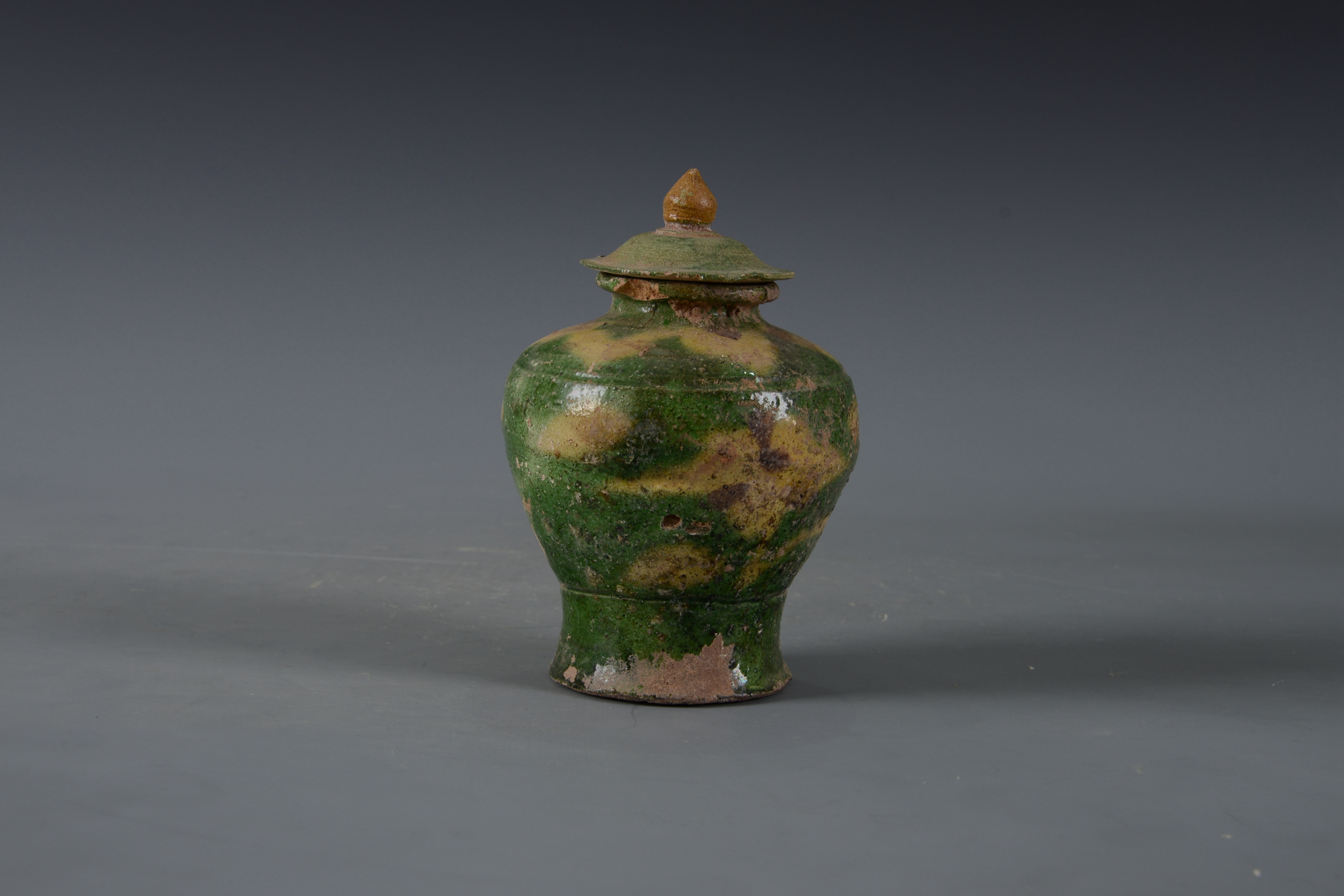 明素三彩花卉紋陶罐（帶蓋）