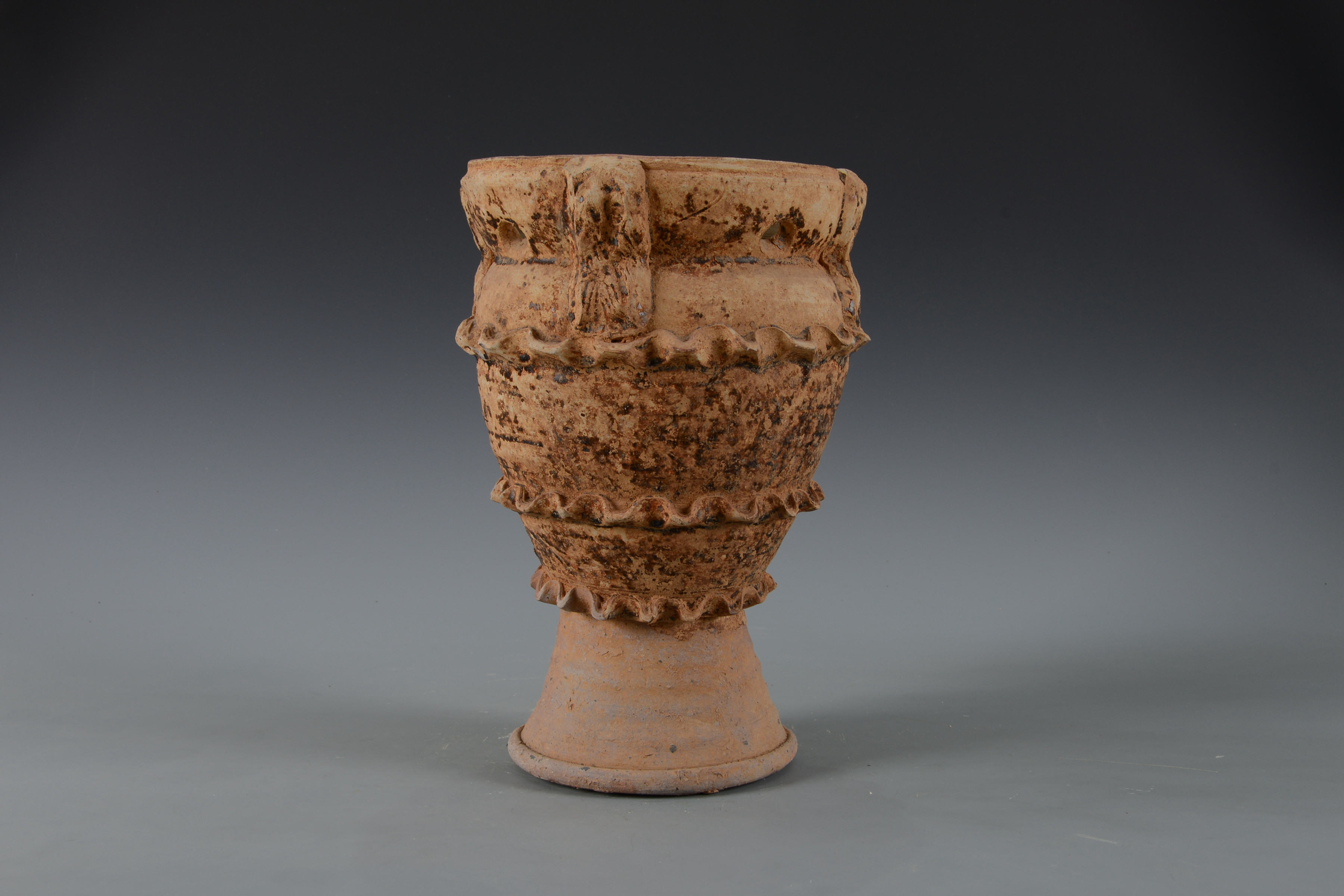 宋褐釉貼塑人物波浪紋高足陶罈