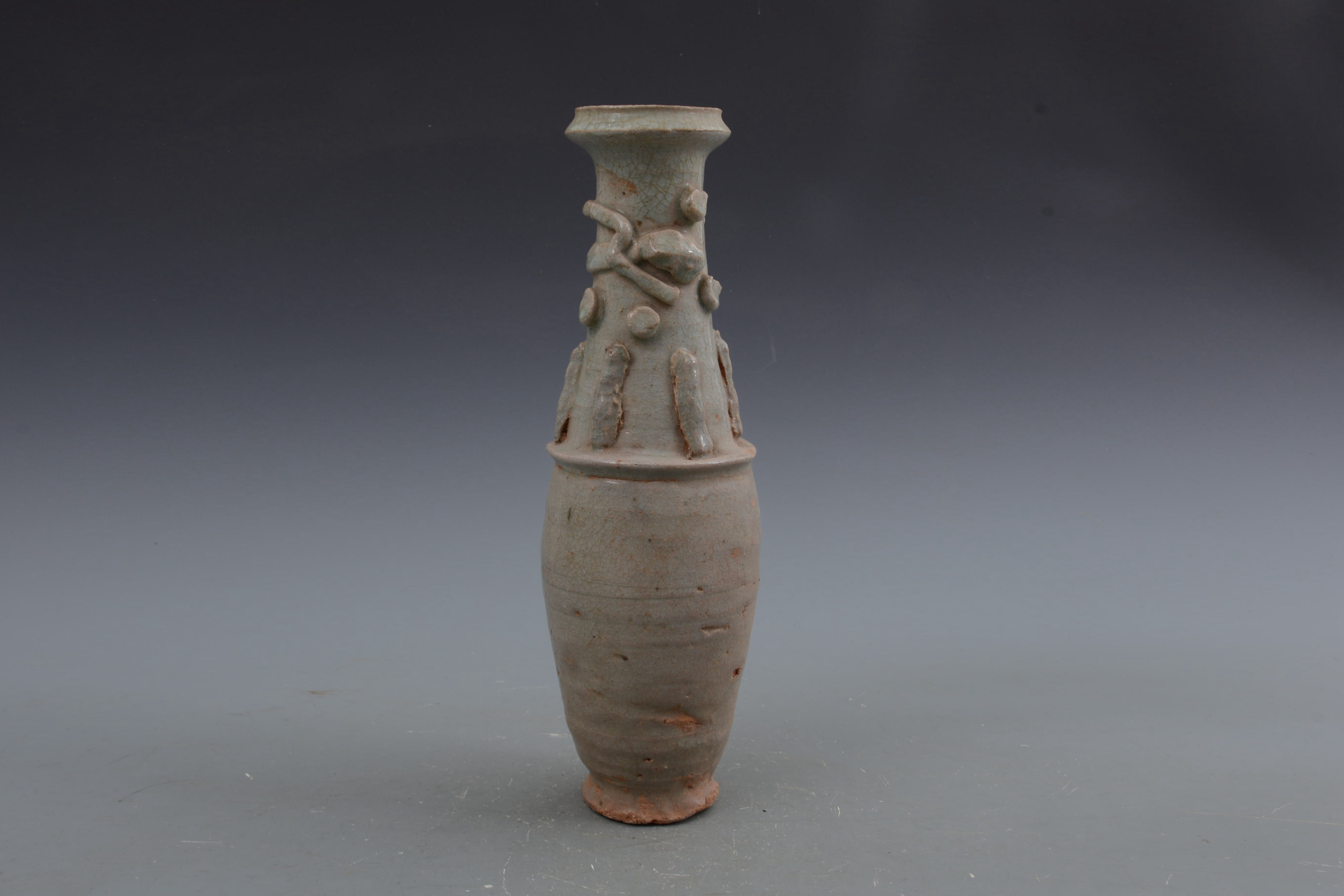 宋青釉貼塑螭龍瓷瓶