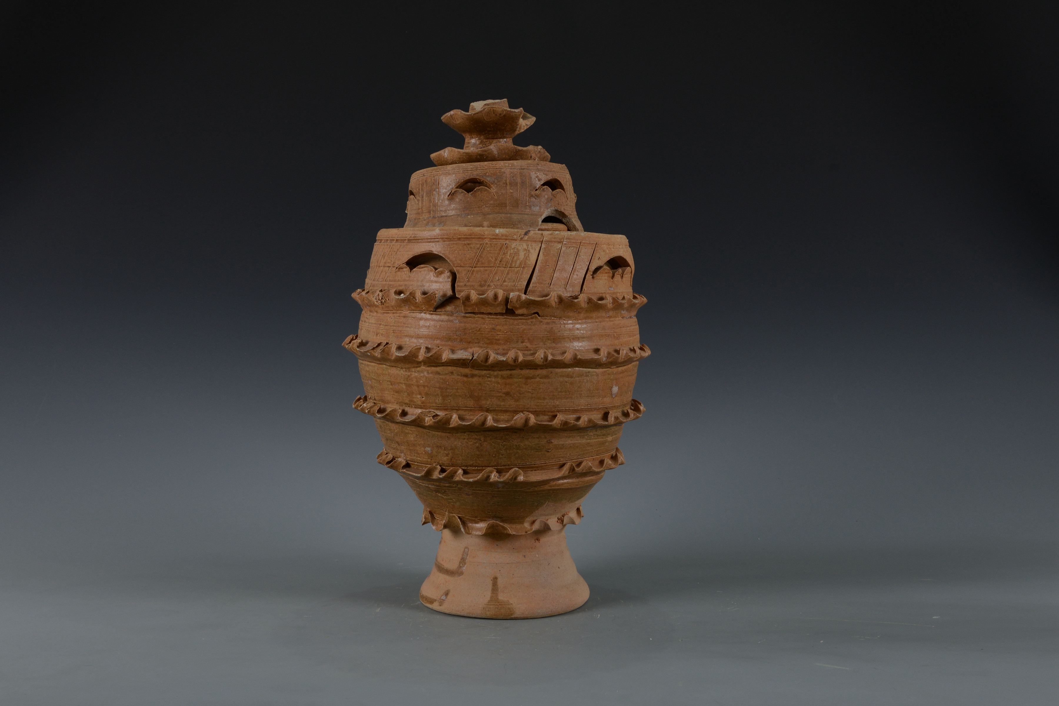 宋黃褐釉貼塑波浪紋高足陶罈（帶蓋）