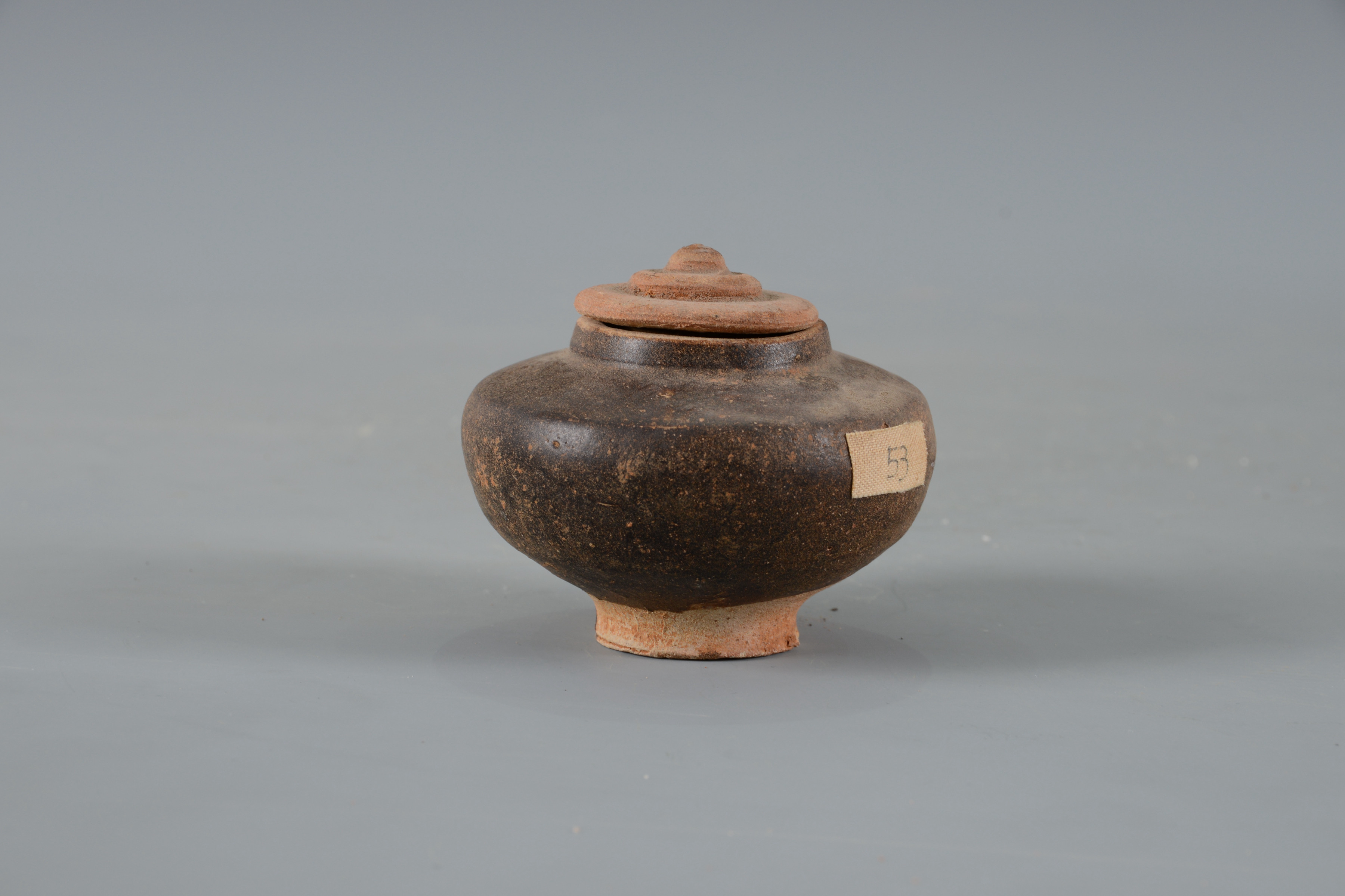 明褐釉折肩陶罐（帶蓋）