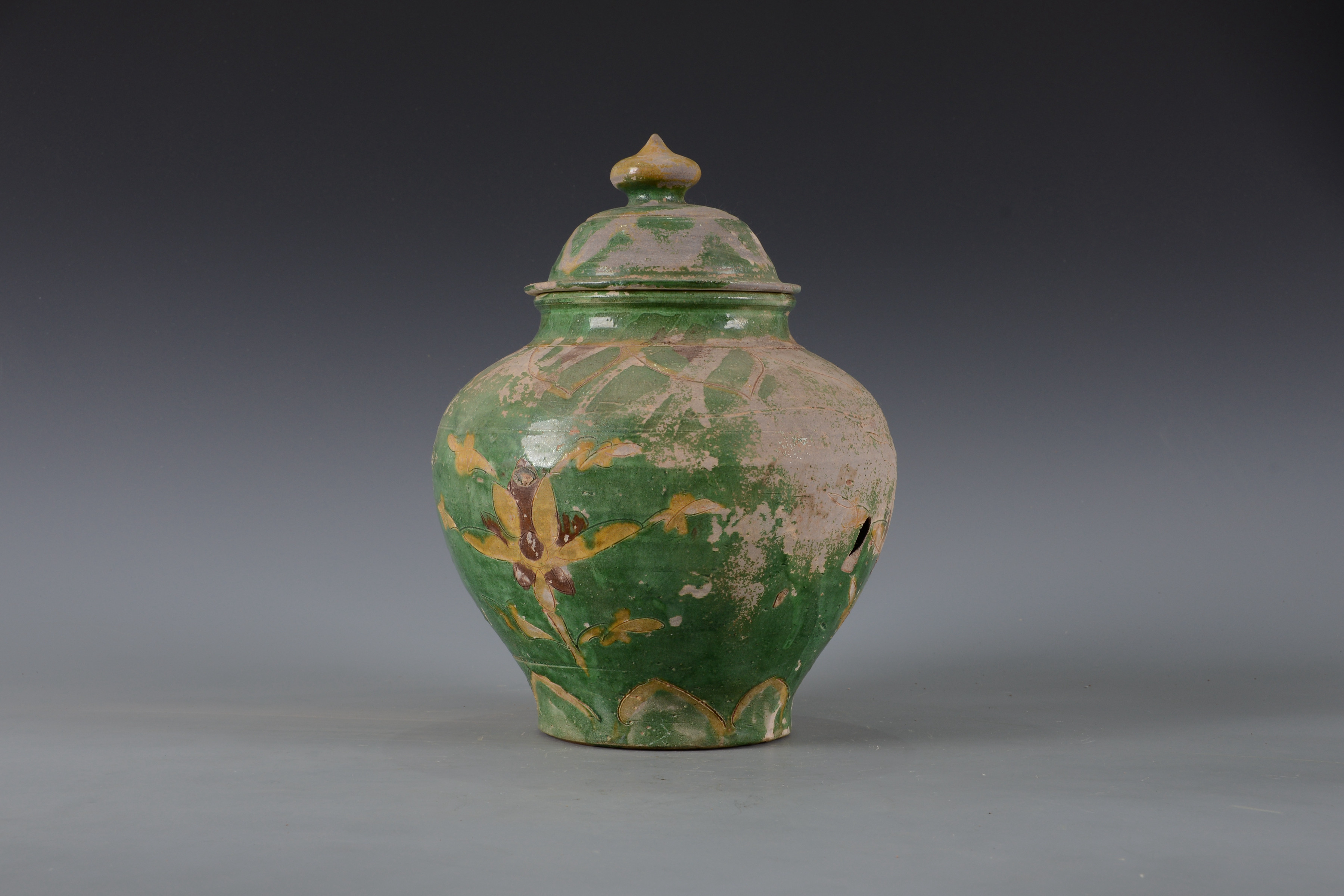 明素三彩花卉紋陶罐（帶蓋）