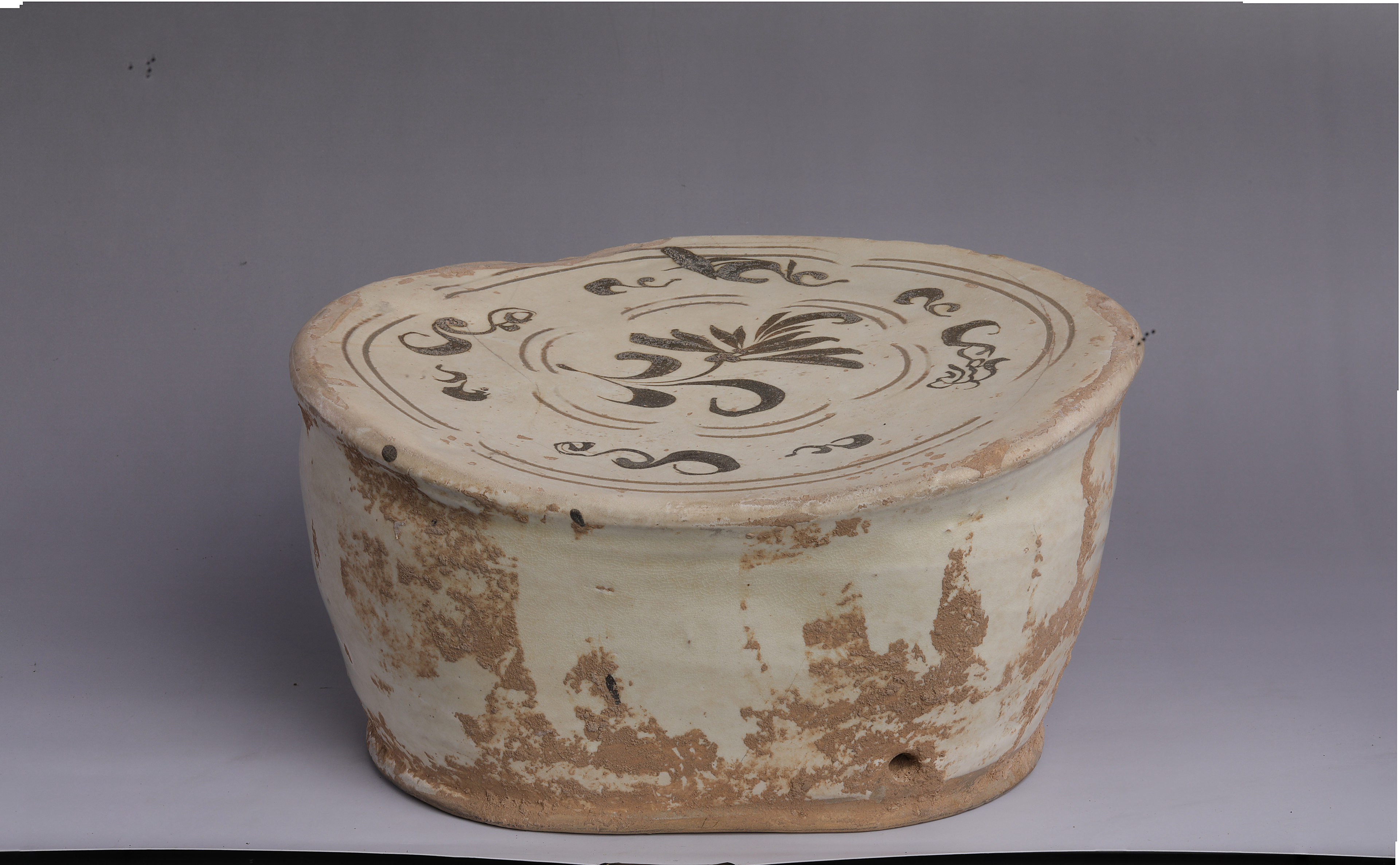 金白地黑花花卉紋腰圓枕