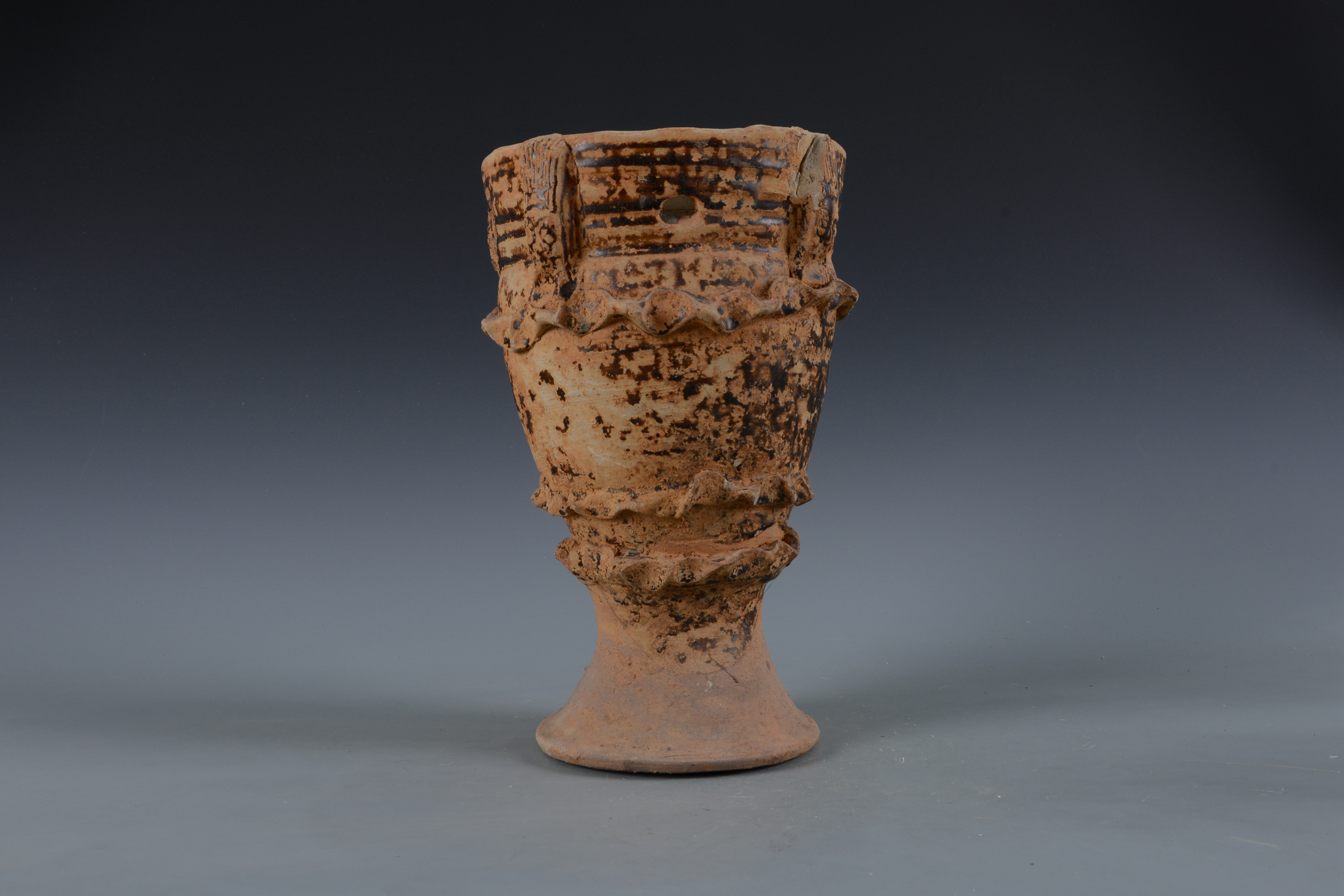 宋褐釉貼塑人物波浪紋高足陶罈