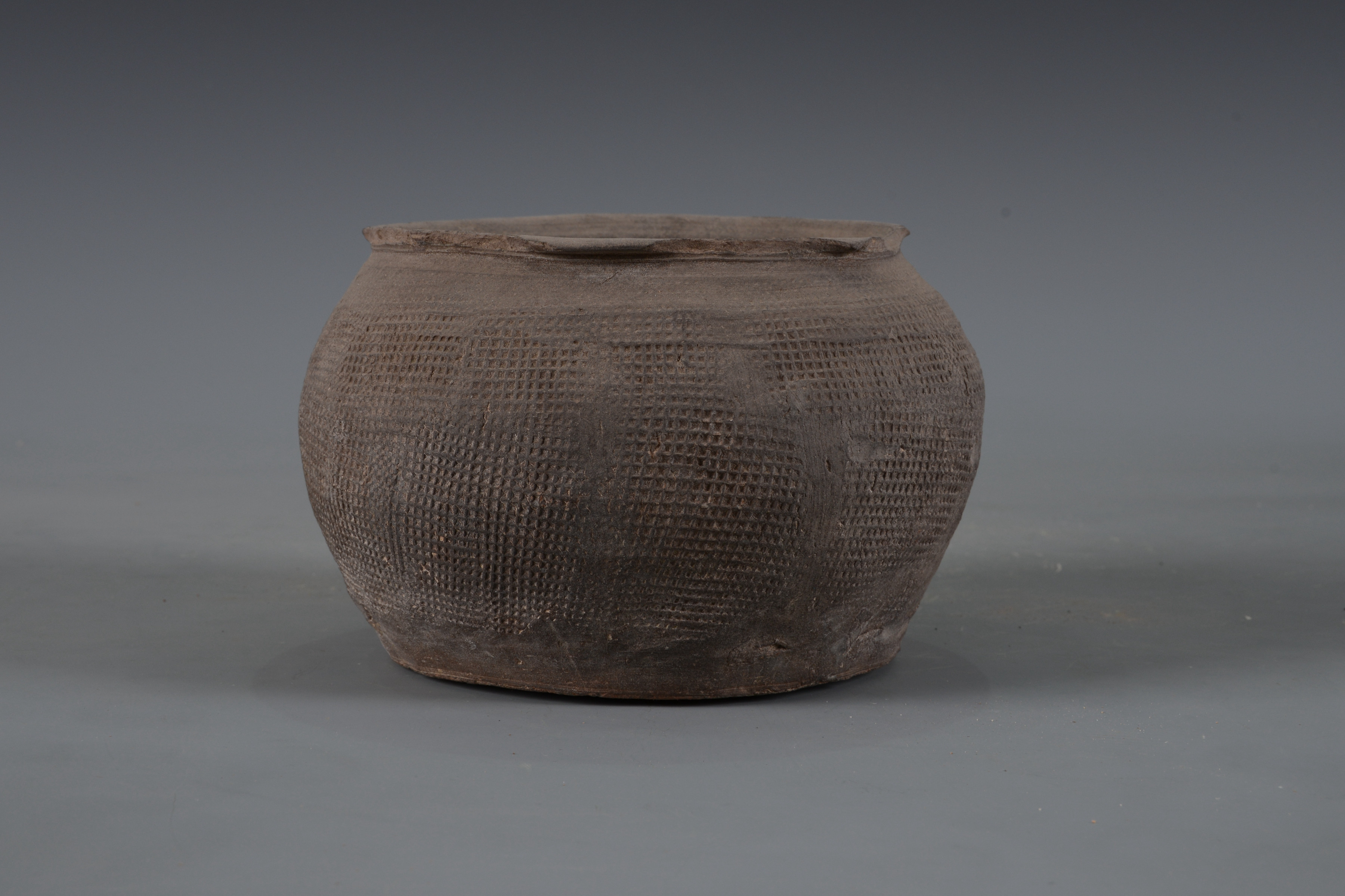春秋方格紋黑陶罐