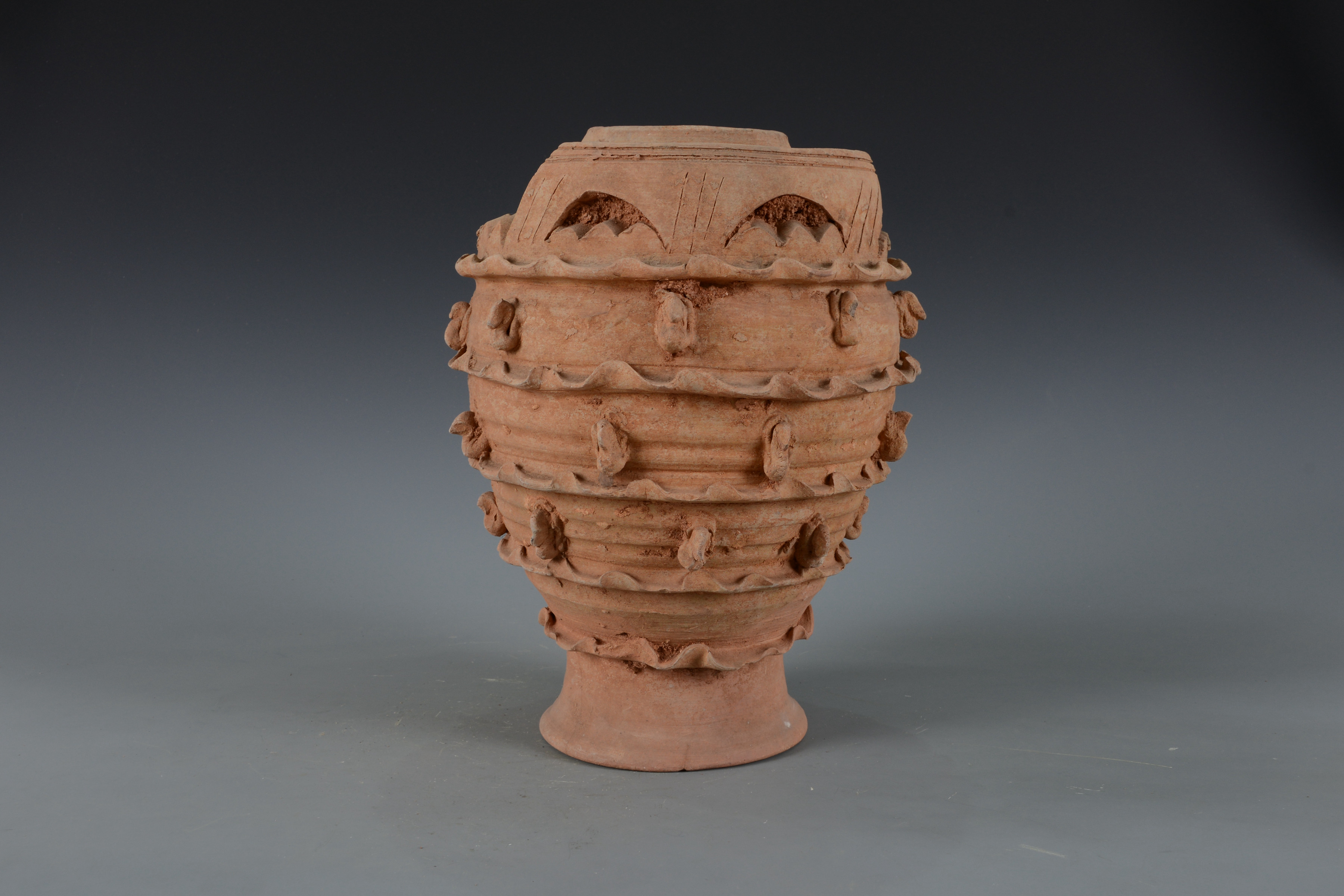 宋褐釉貼塑高足陶罈